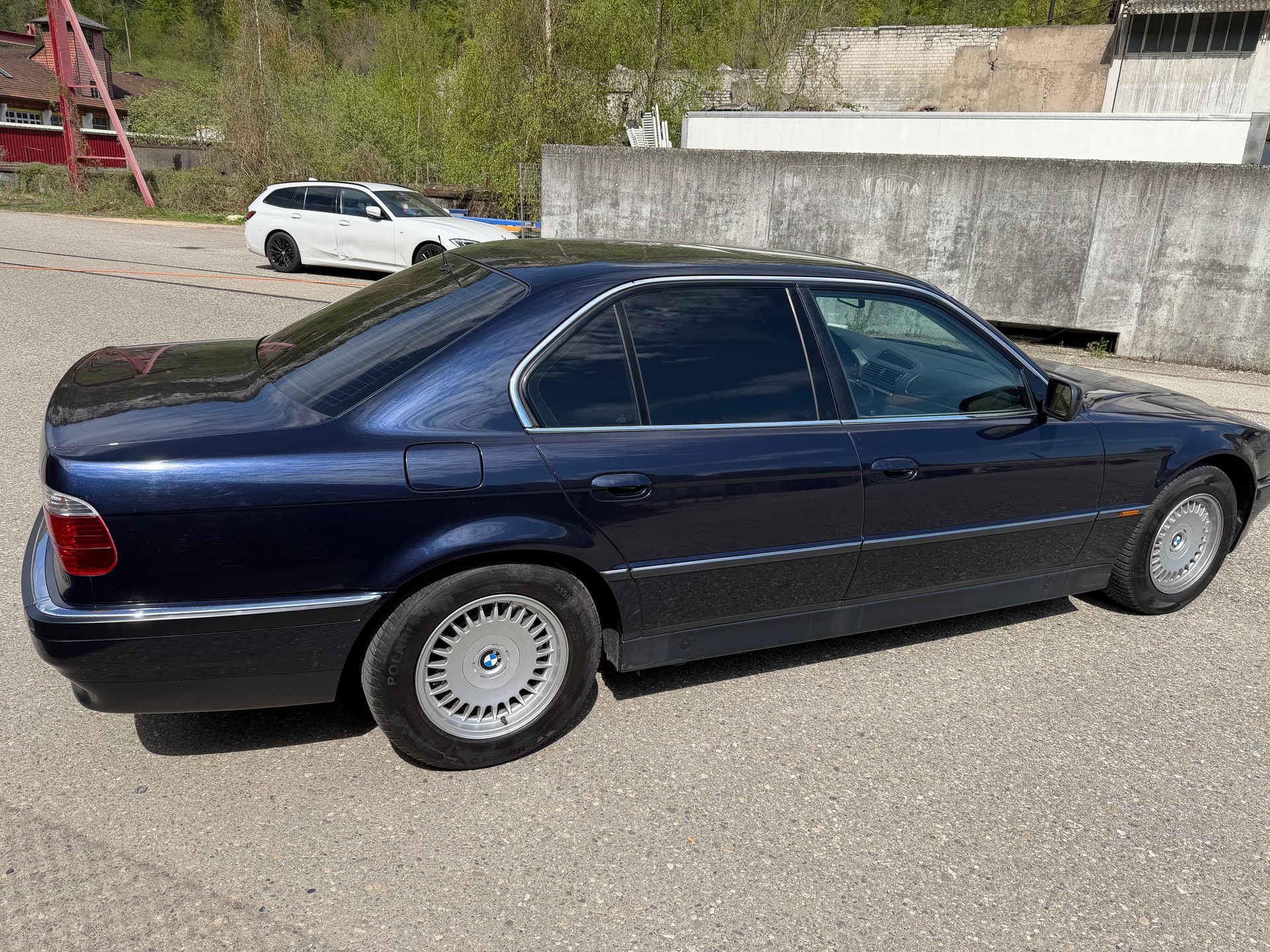 BMW 750i-image-2