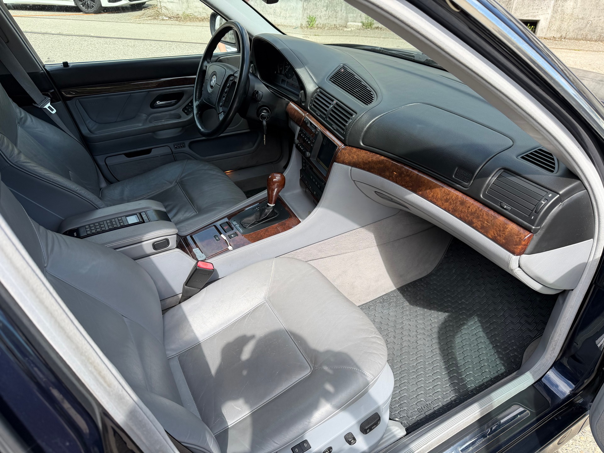 BMW 750i-image-8