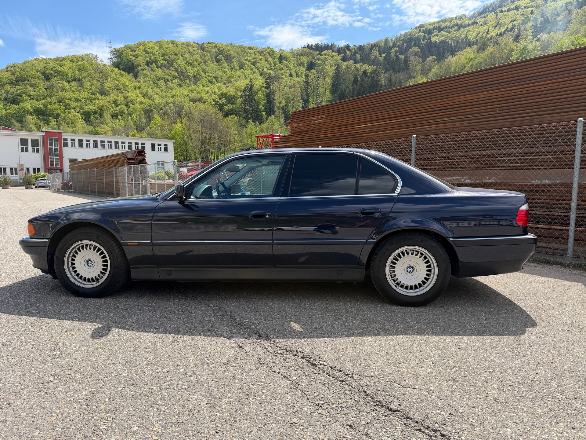 BMW 750i-image-4