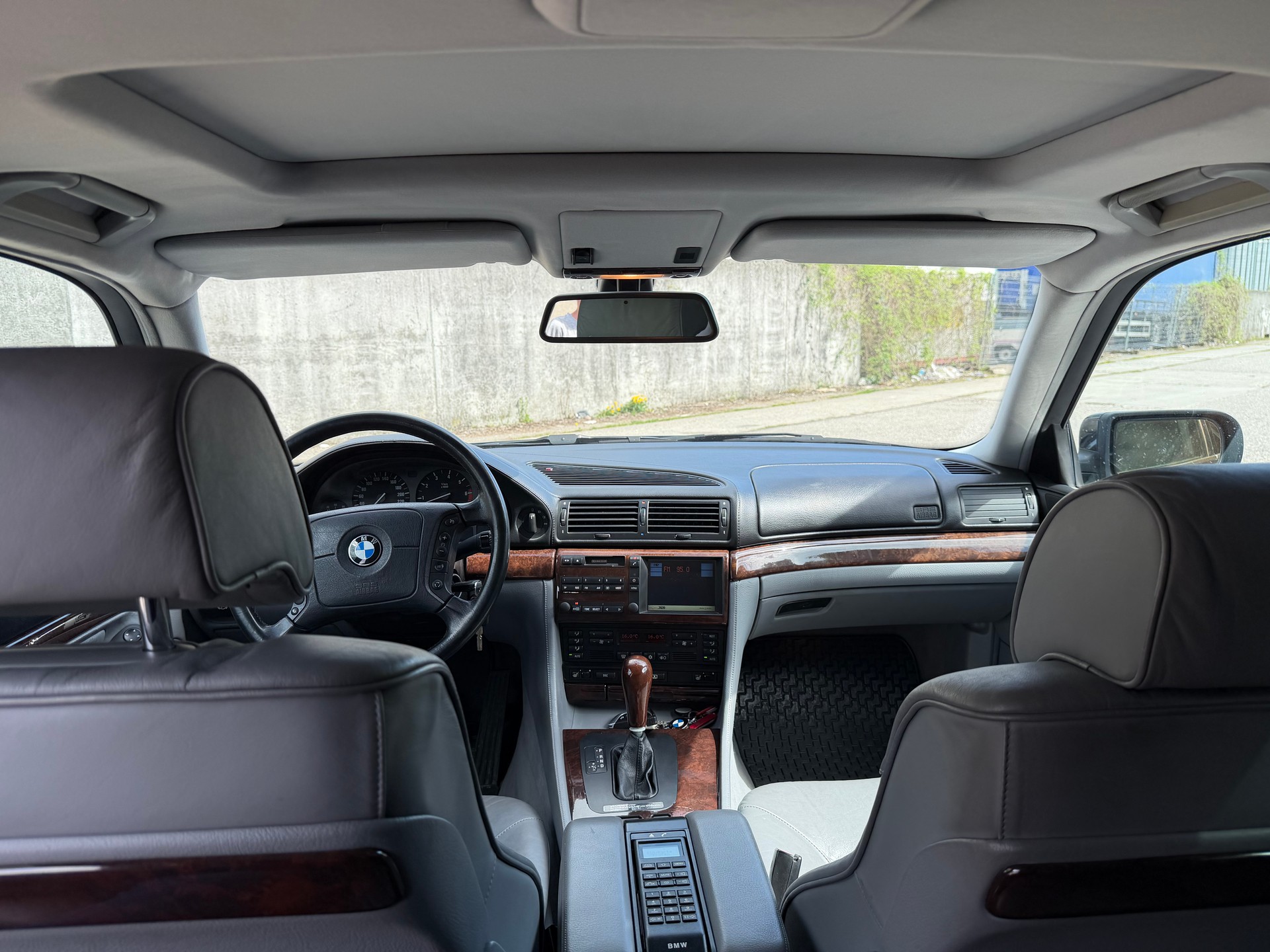 BMW 750i-image-11