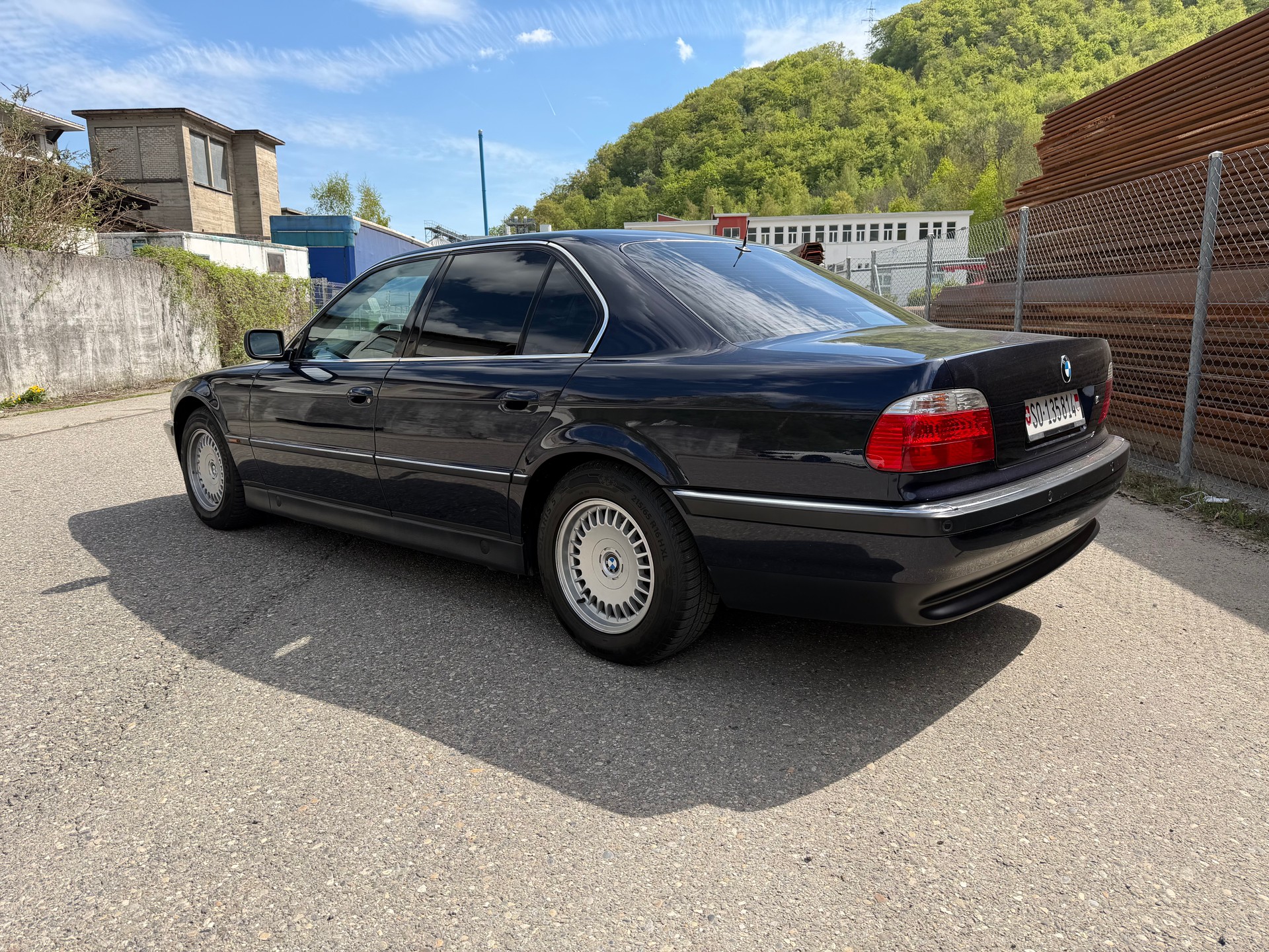 BMW 750i-image-3