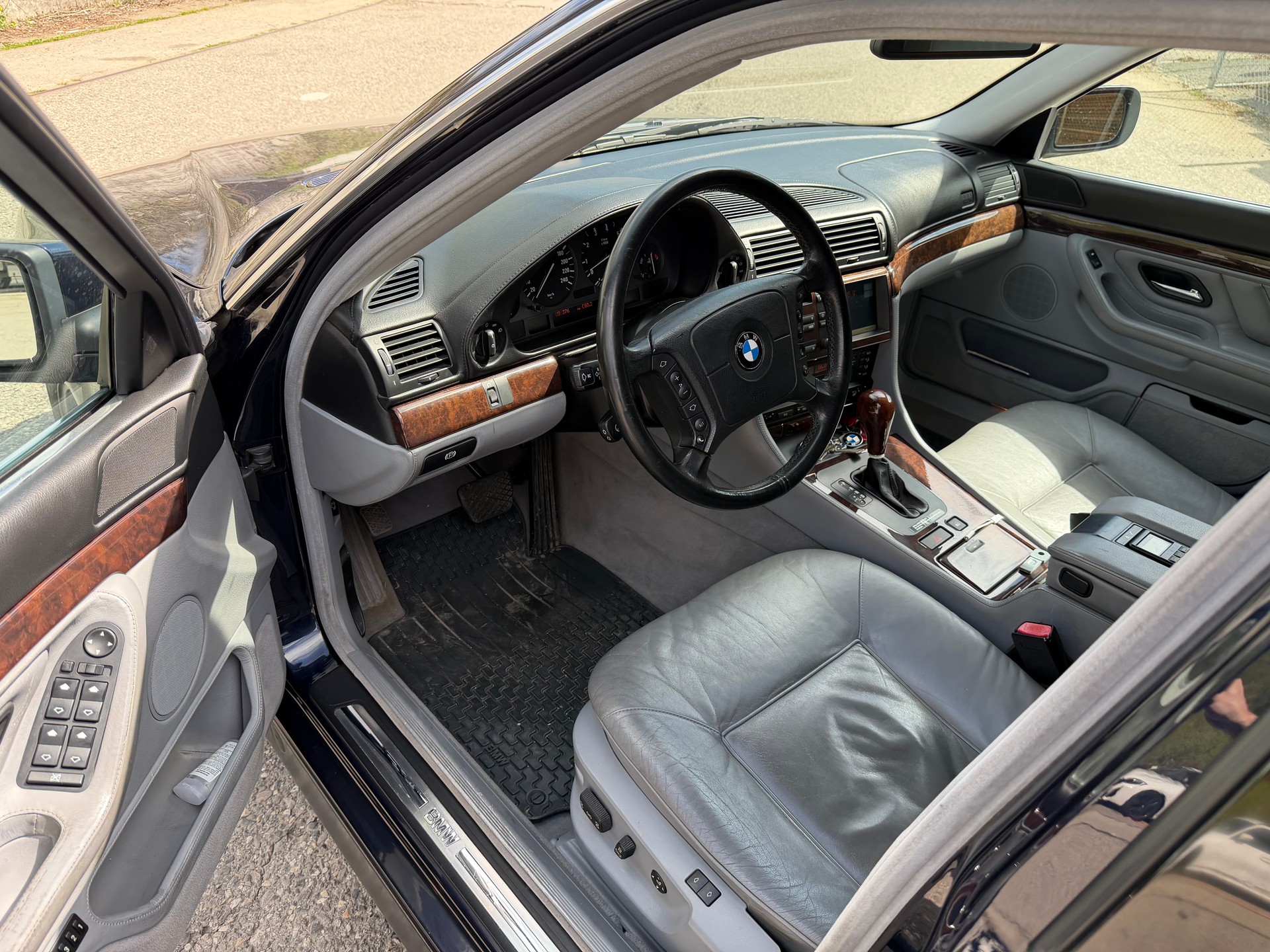 BMW 750i-image-7