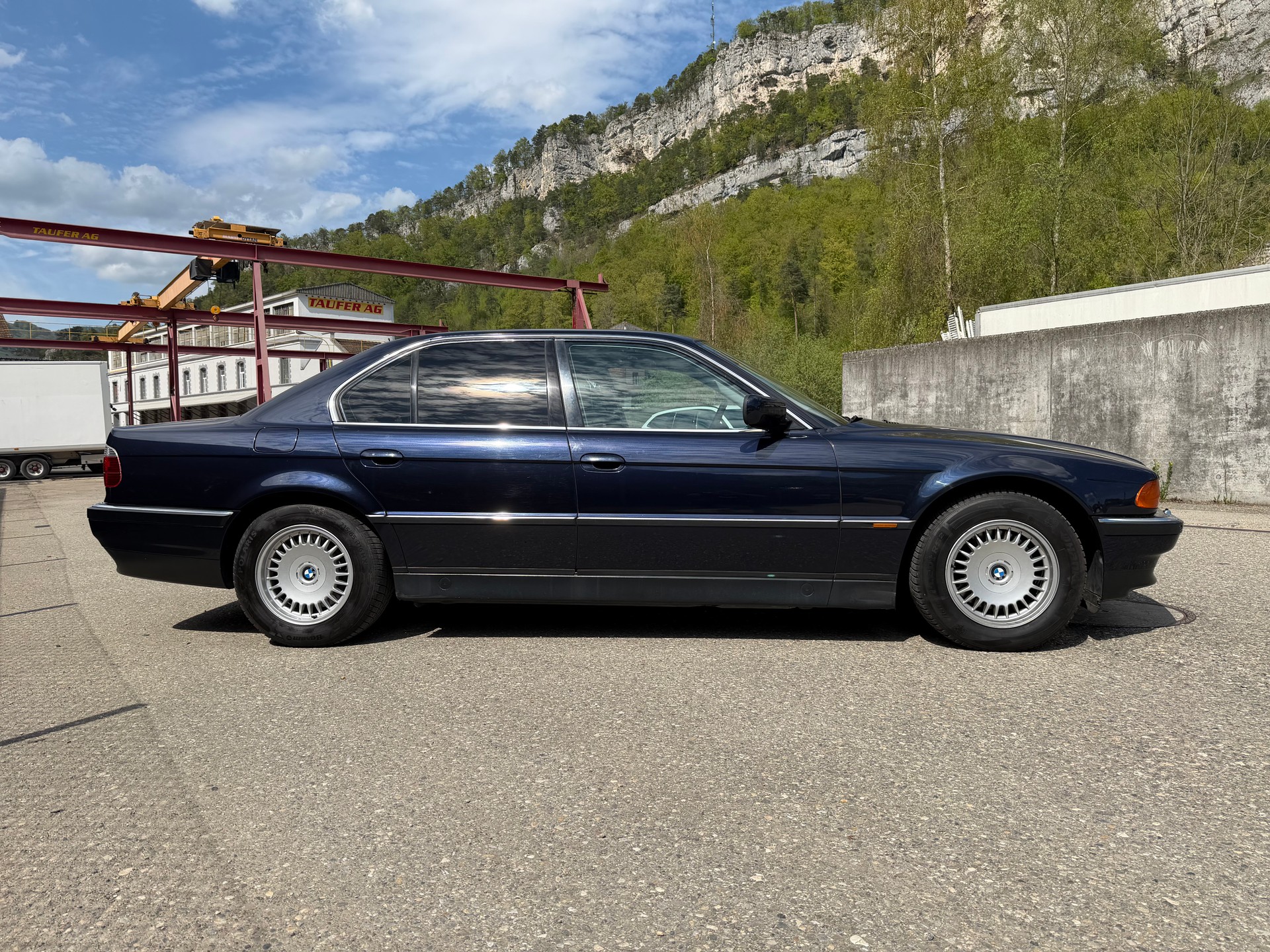 BMW 750i-image-5
