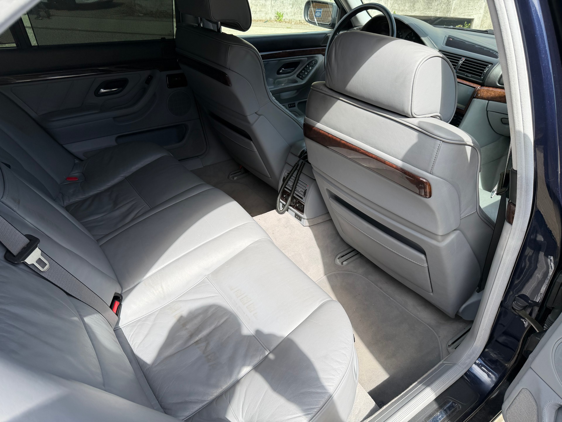 BMW 750i-image-10