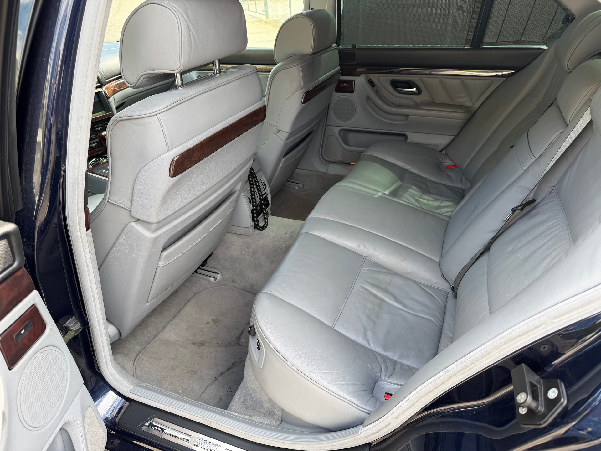 BMW 750i-image-9