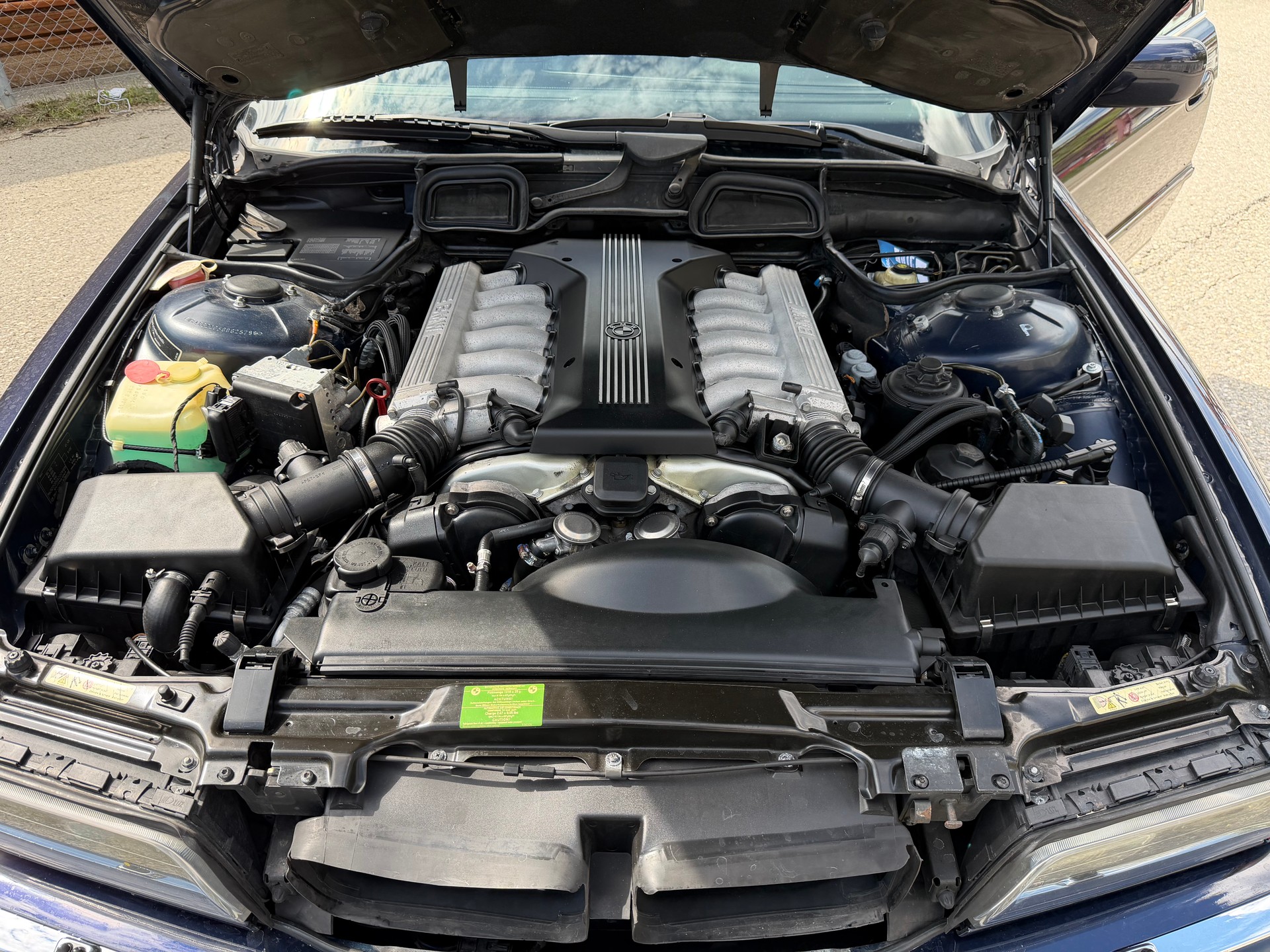 BMW 750i-image-13