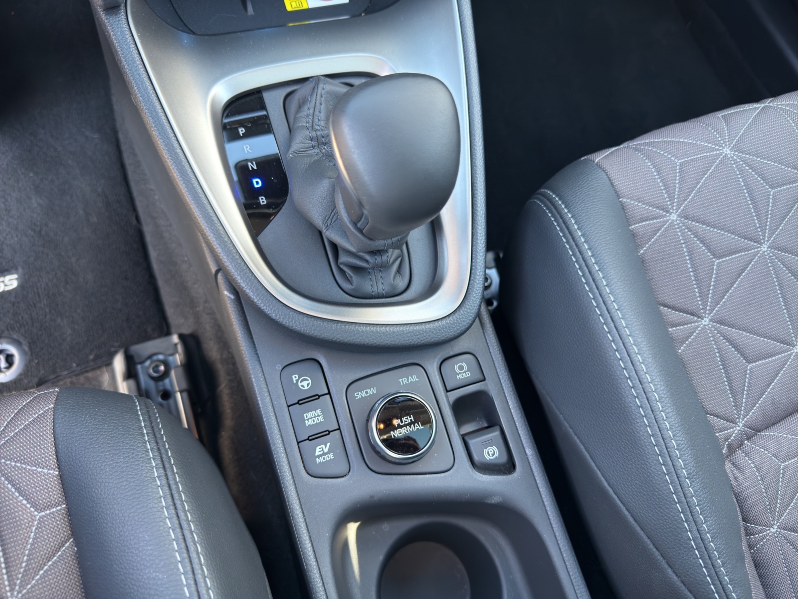 TOYOTA Yaris Cross 1.5 Elegant e-CVT AWDi-image-14