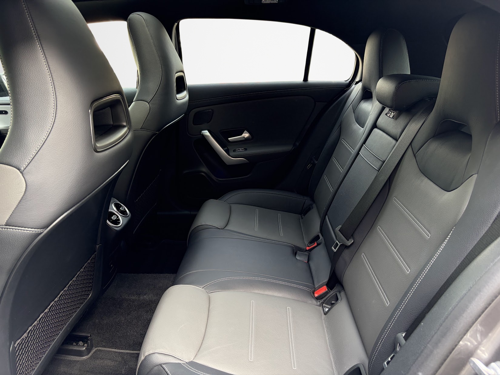 MERCEDES-BENZ A 200 4Matic AMG Line 8G-DCT-image-11