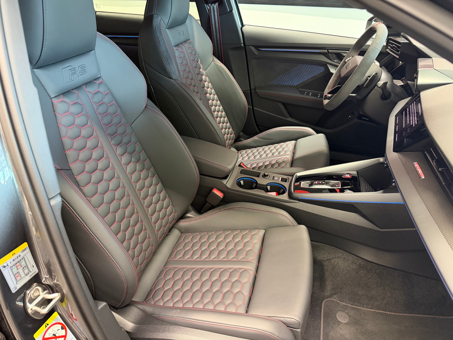 AUDI RS3 Limousine 2.5 TSI quattro S-tronic-image-13