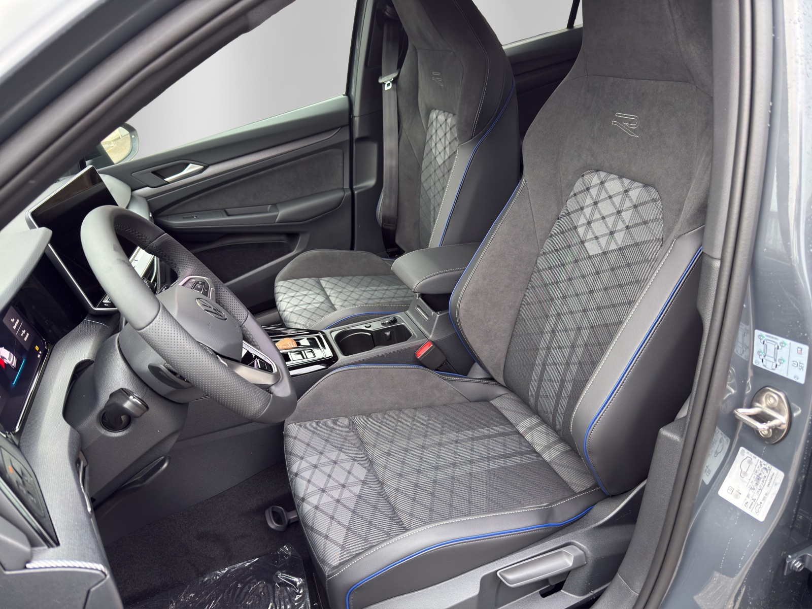 VW Golf 1.5 e TSI mHEV R-Line DSG-image-8