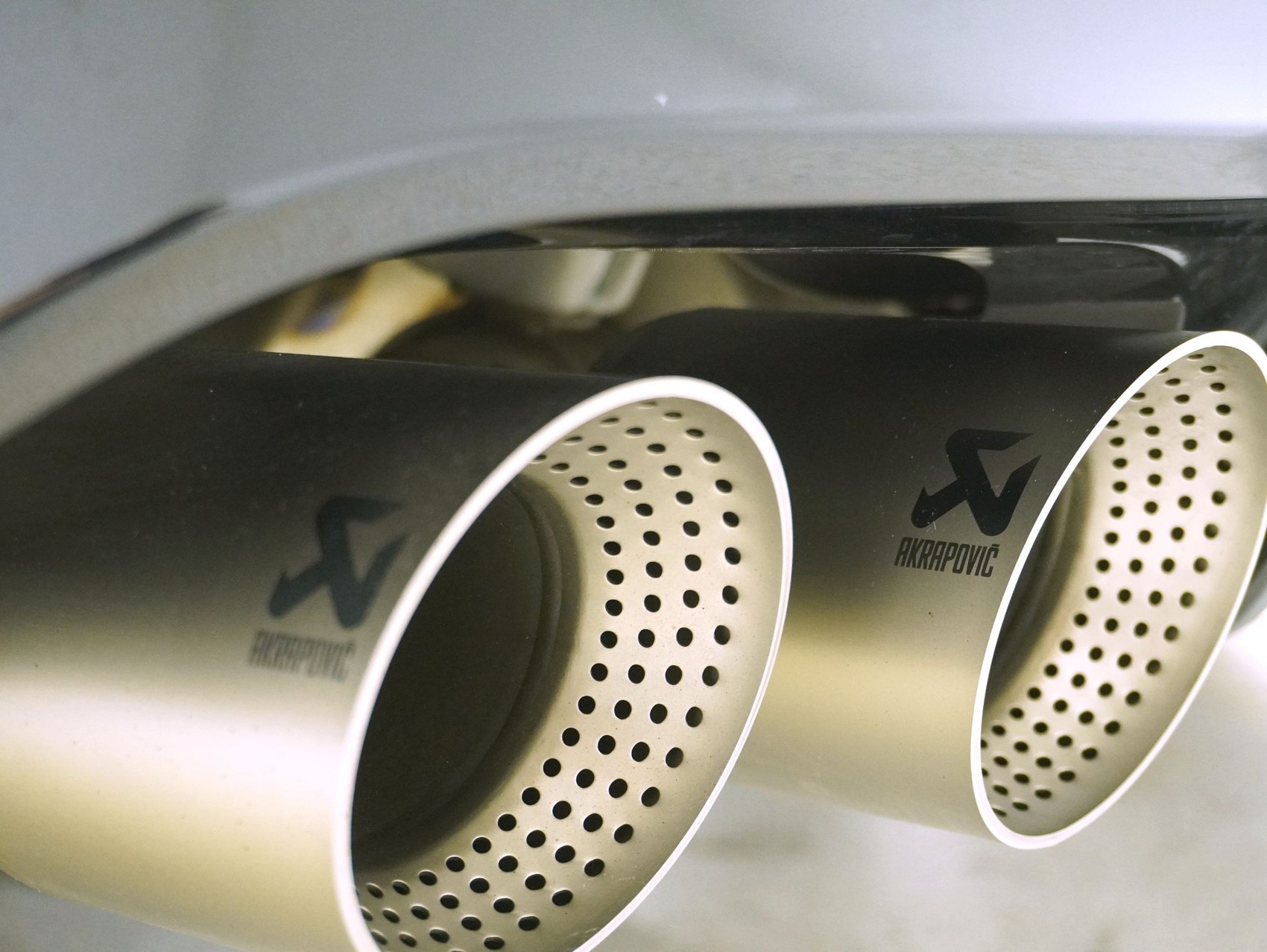 VW Golf 8 2.0 TSI DSG R Performance 4Motion 20 Years Akrapovic **Akrapovic Auspuffanlage**-image-4