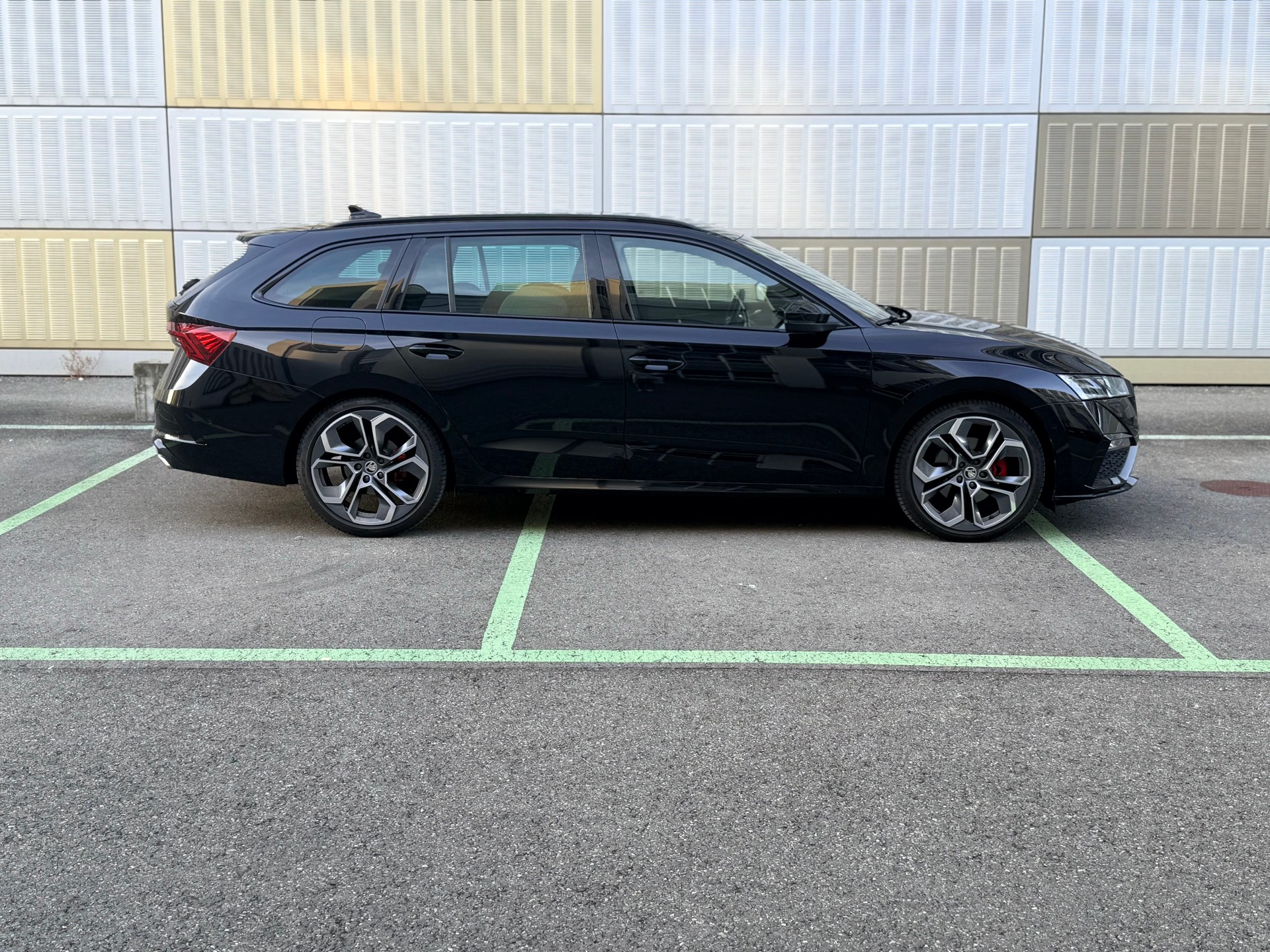 SKODA 2.0 TDI RS 4x4 DSG-image-1