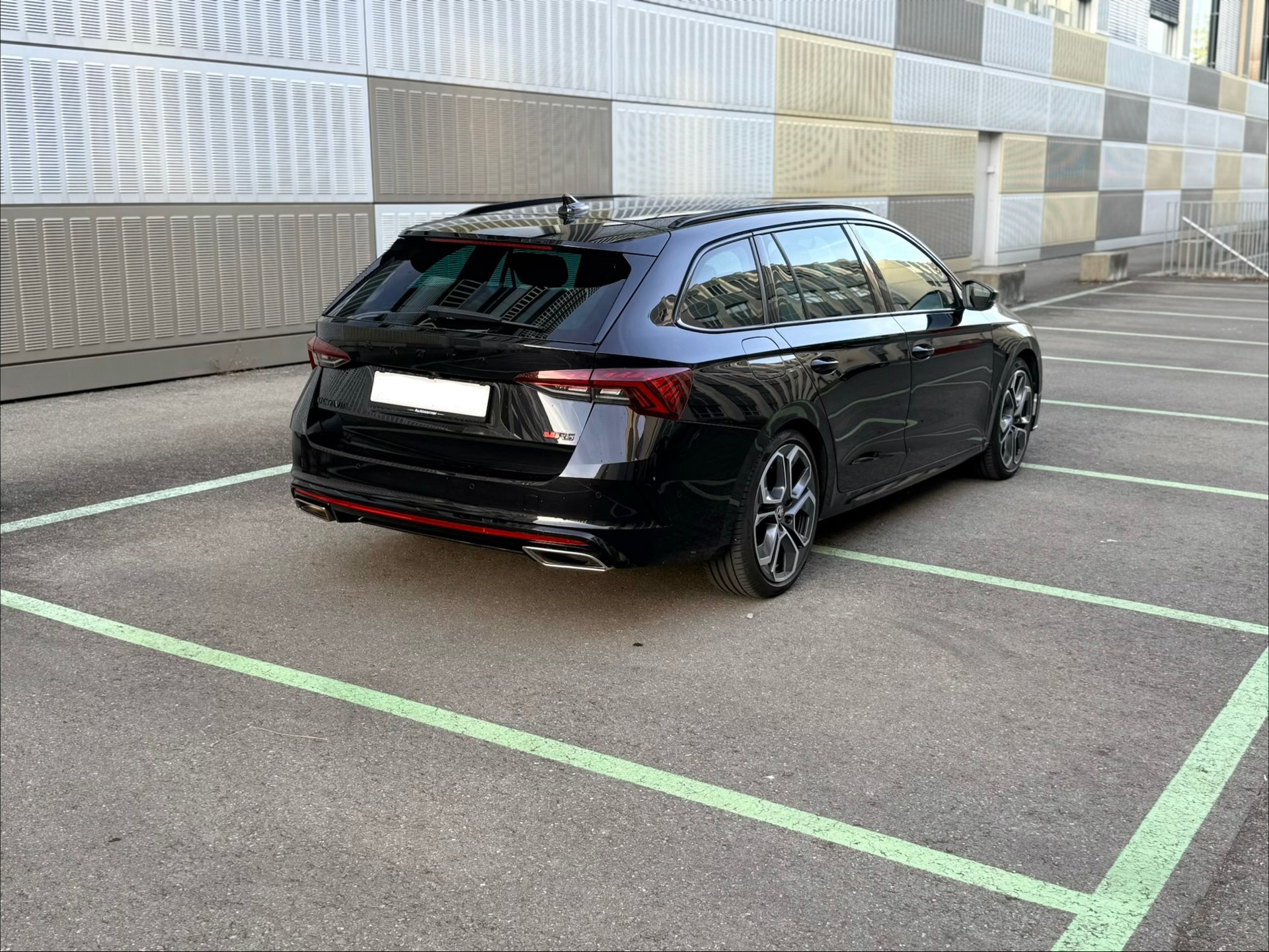 SKODA 2.0 TDI RS 4x4 DSG-image-2