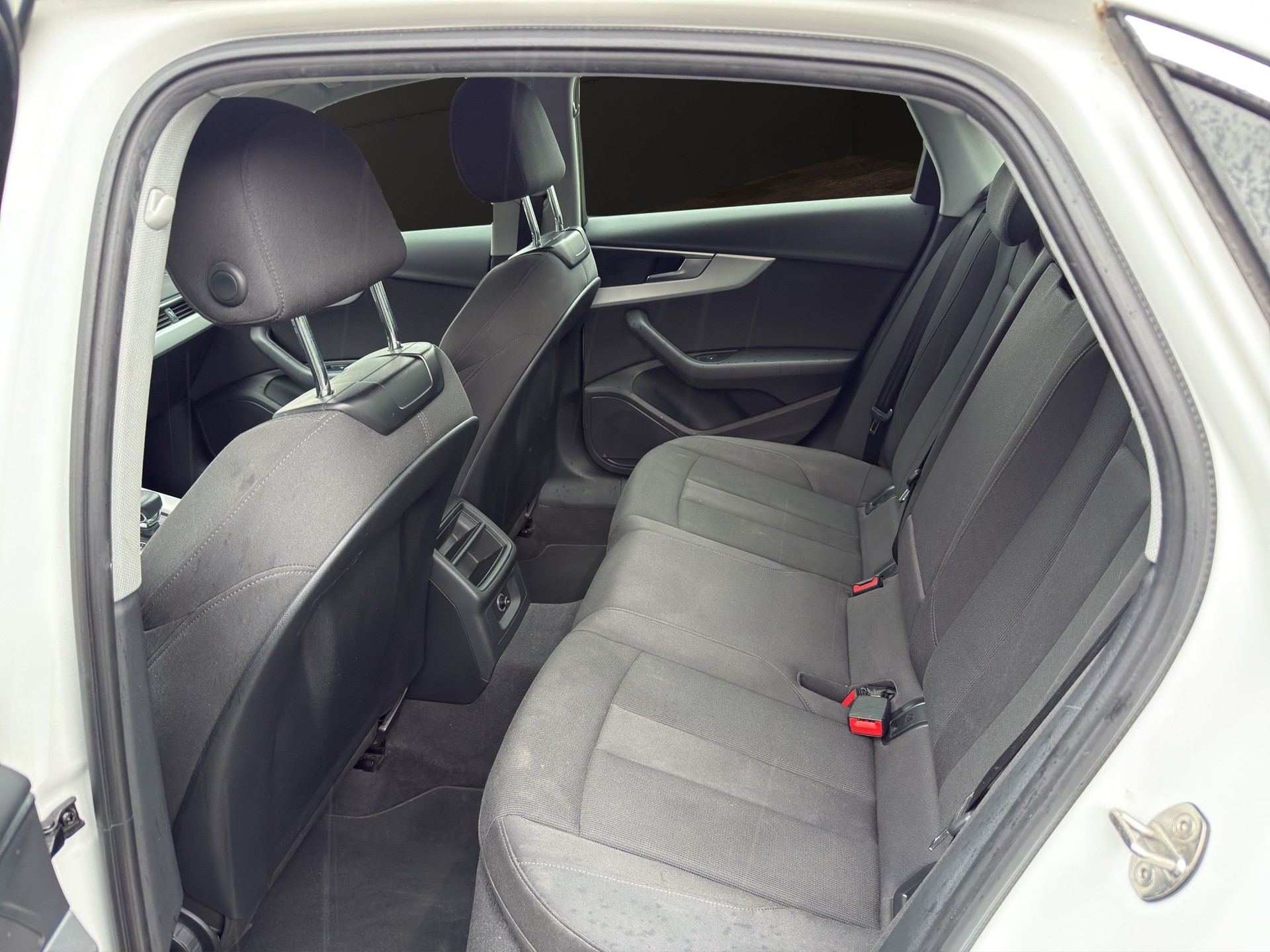 AUDI A4 Limousine 2.0 TFSI Sport S-tronic-image-12