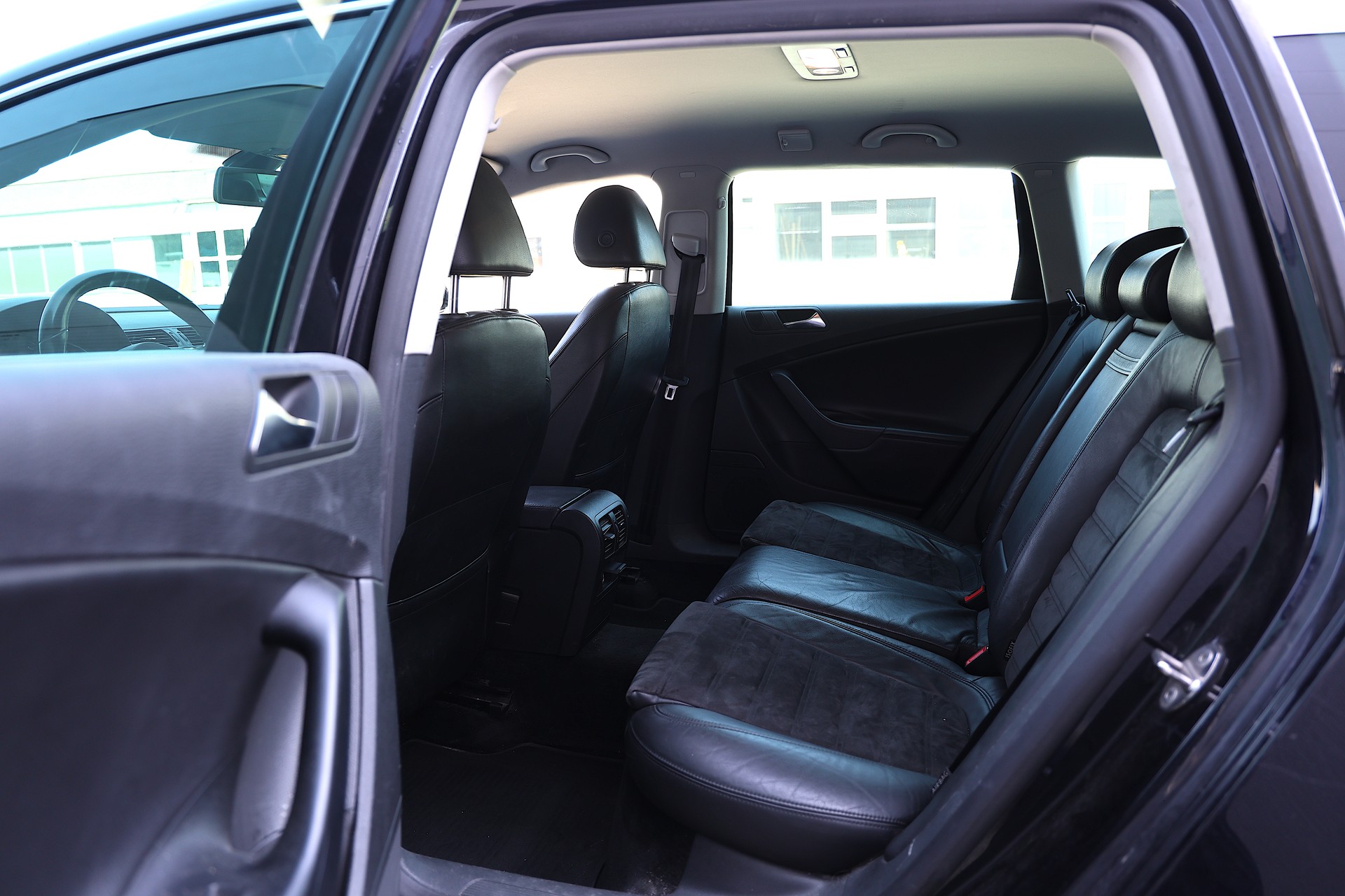 VW Passat Variant 2.0 TDI R-Line 4Motion DSG-image-19