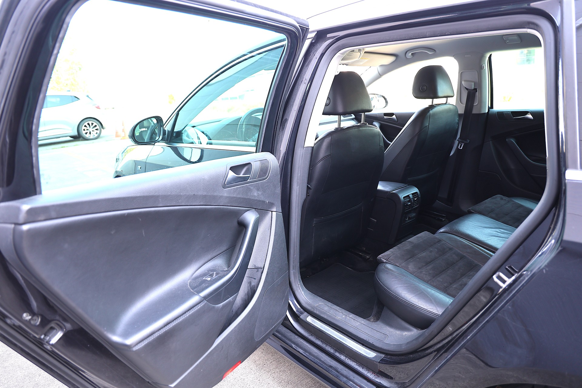 VW Passat Variant 2.0 TDI R-Line 4Motion DSG-image-18