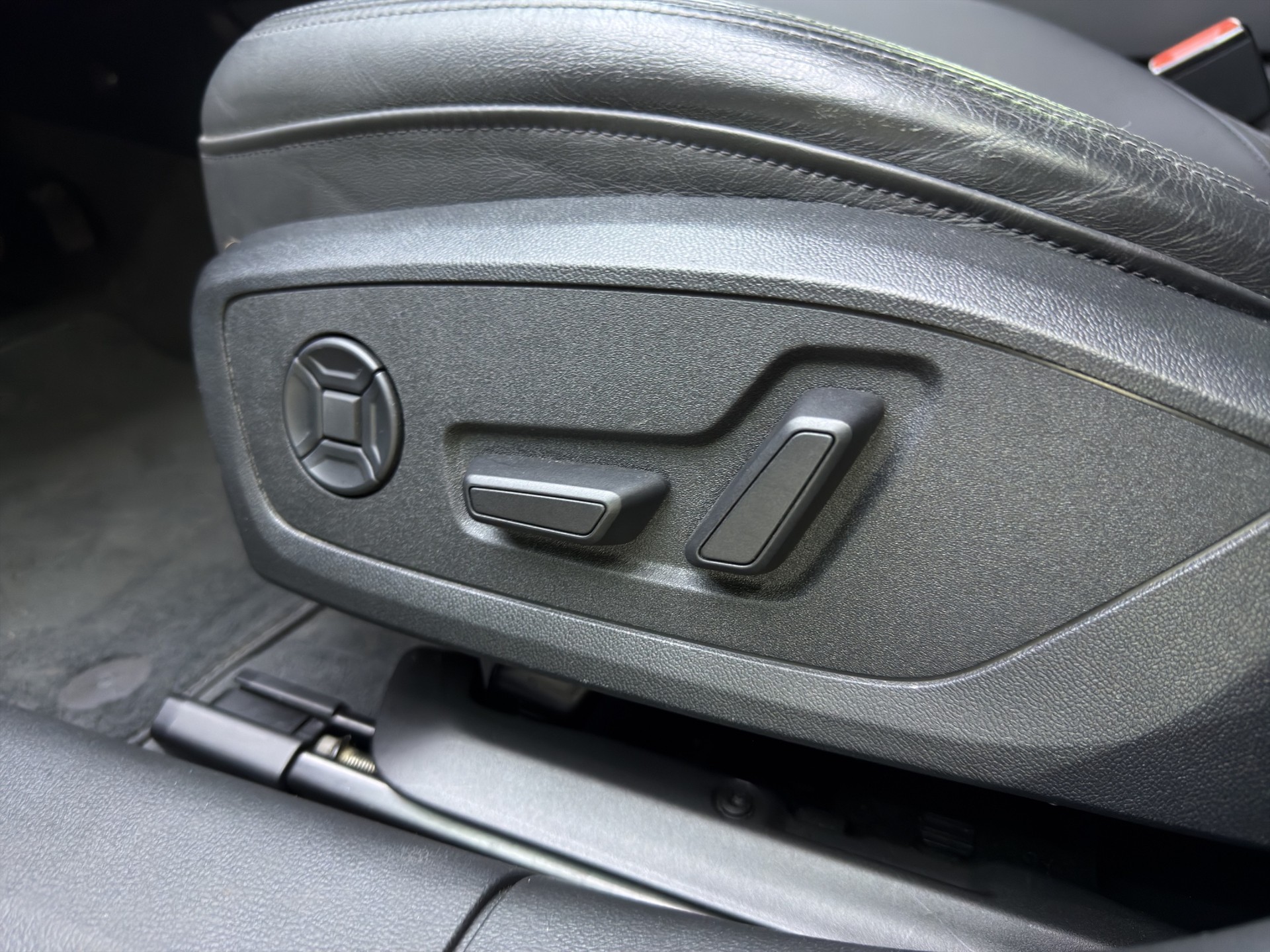 AUDI A6 Avant 45 TFSI Design S-tronic-image-12
