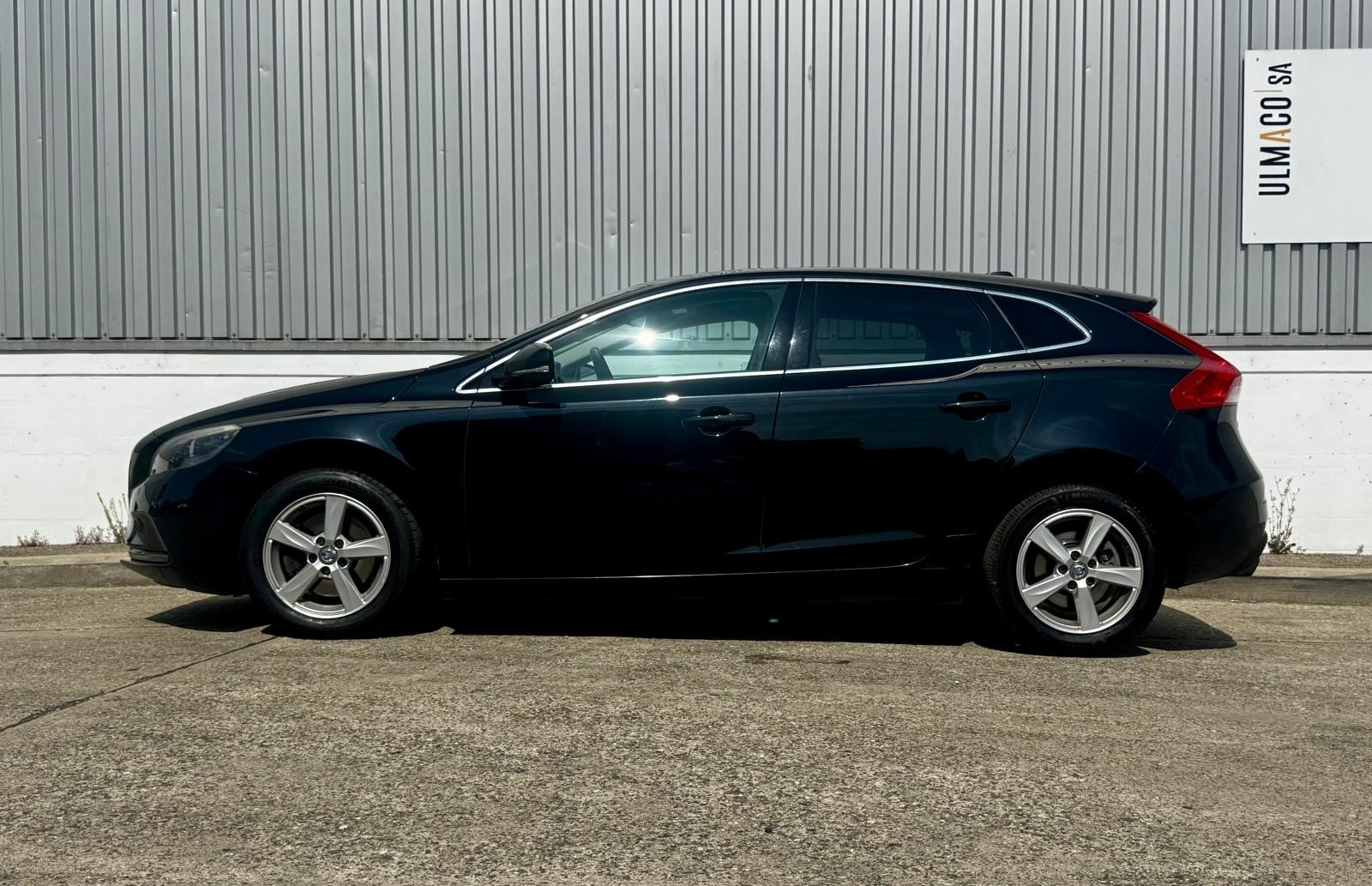 VOLVO V40 T2 Momentum-image-1
