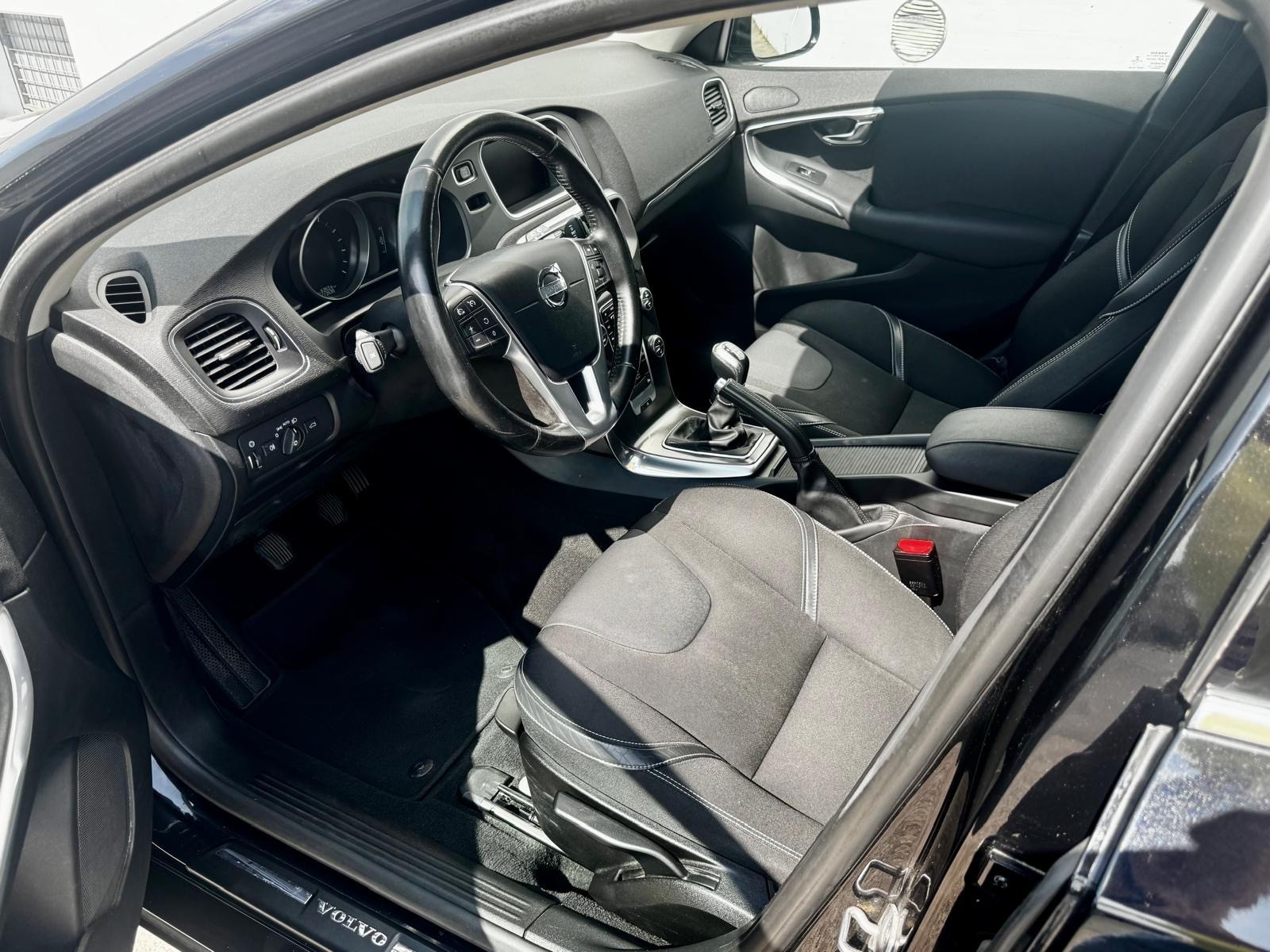 VOLVO V40 T2 Momentum-image-8