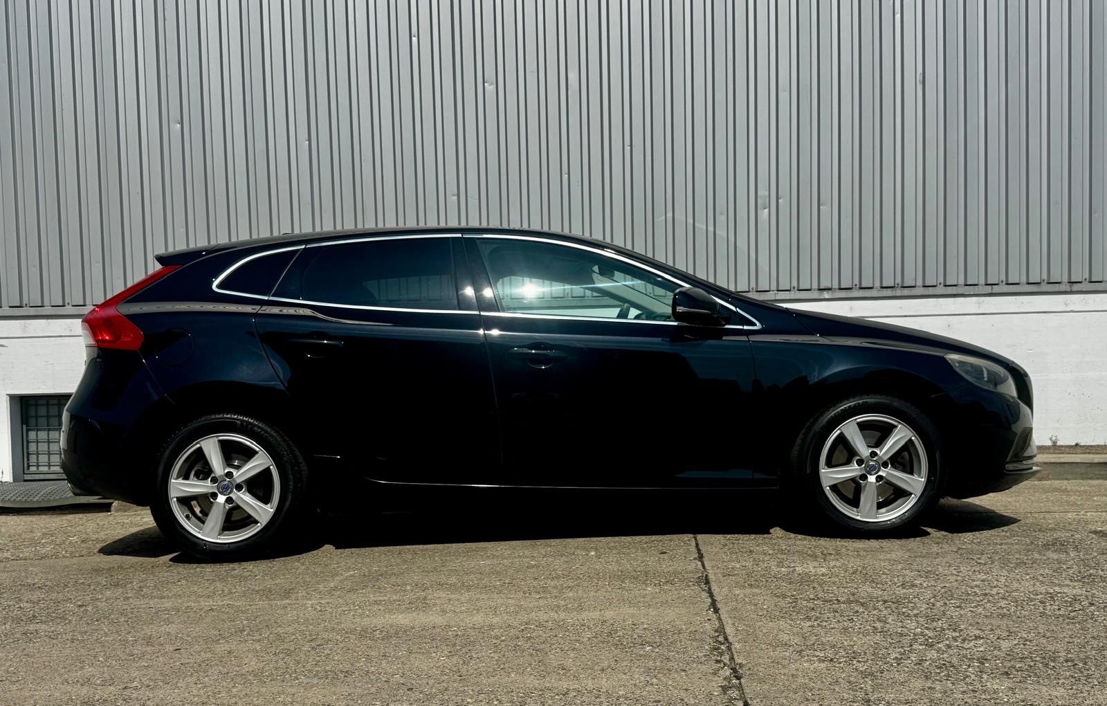 VOLVO V40 T2 Momentum-image-0