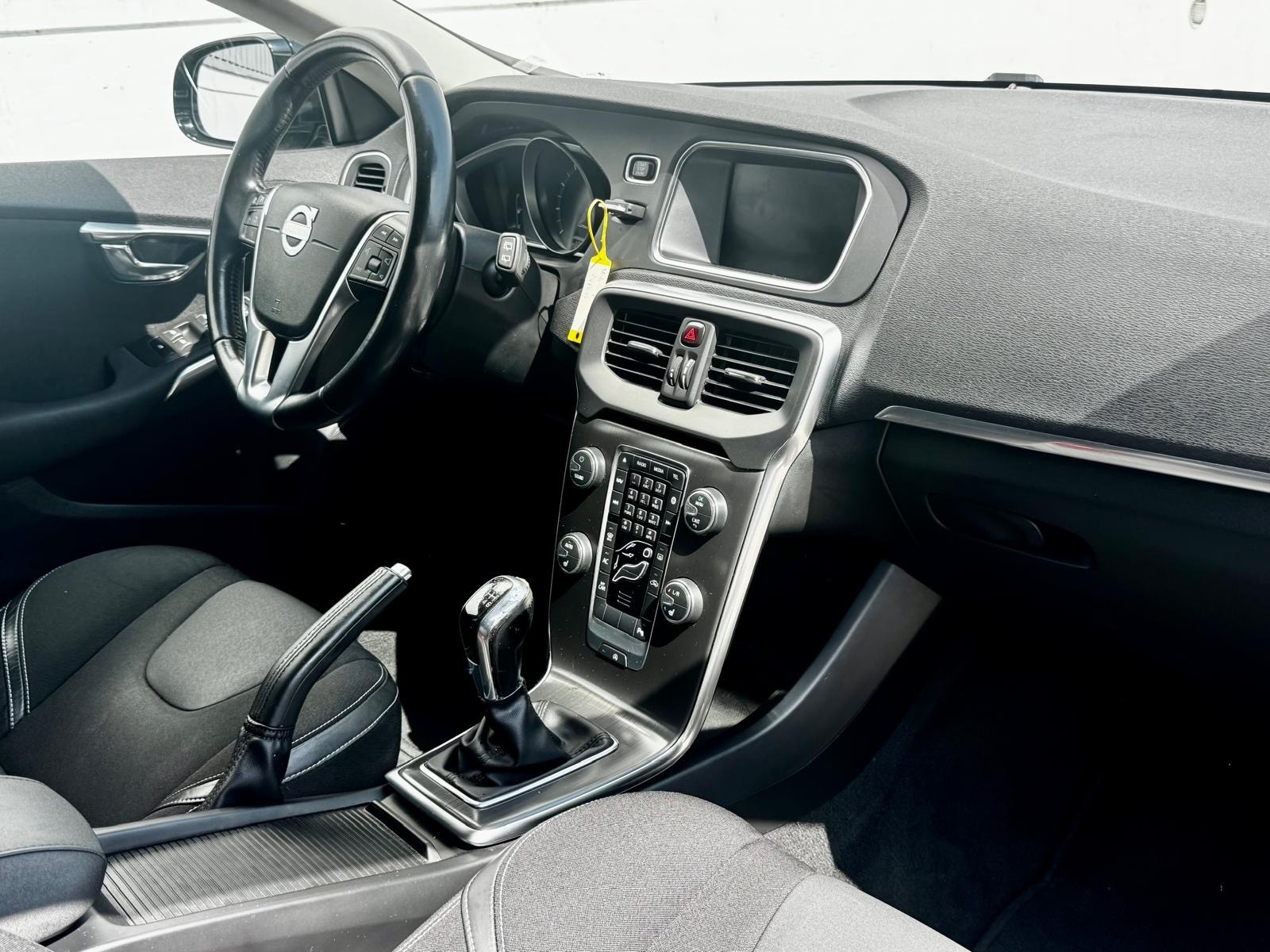 VOLVO V40 T2 Momentum-image-6