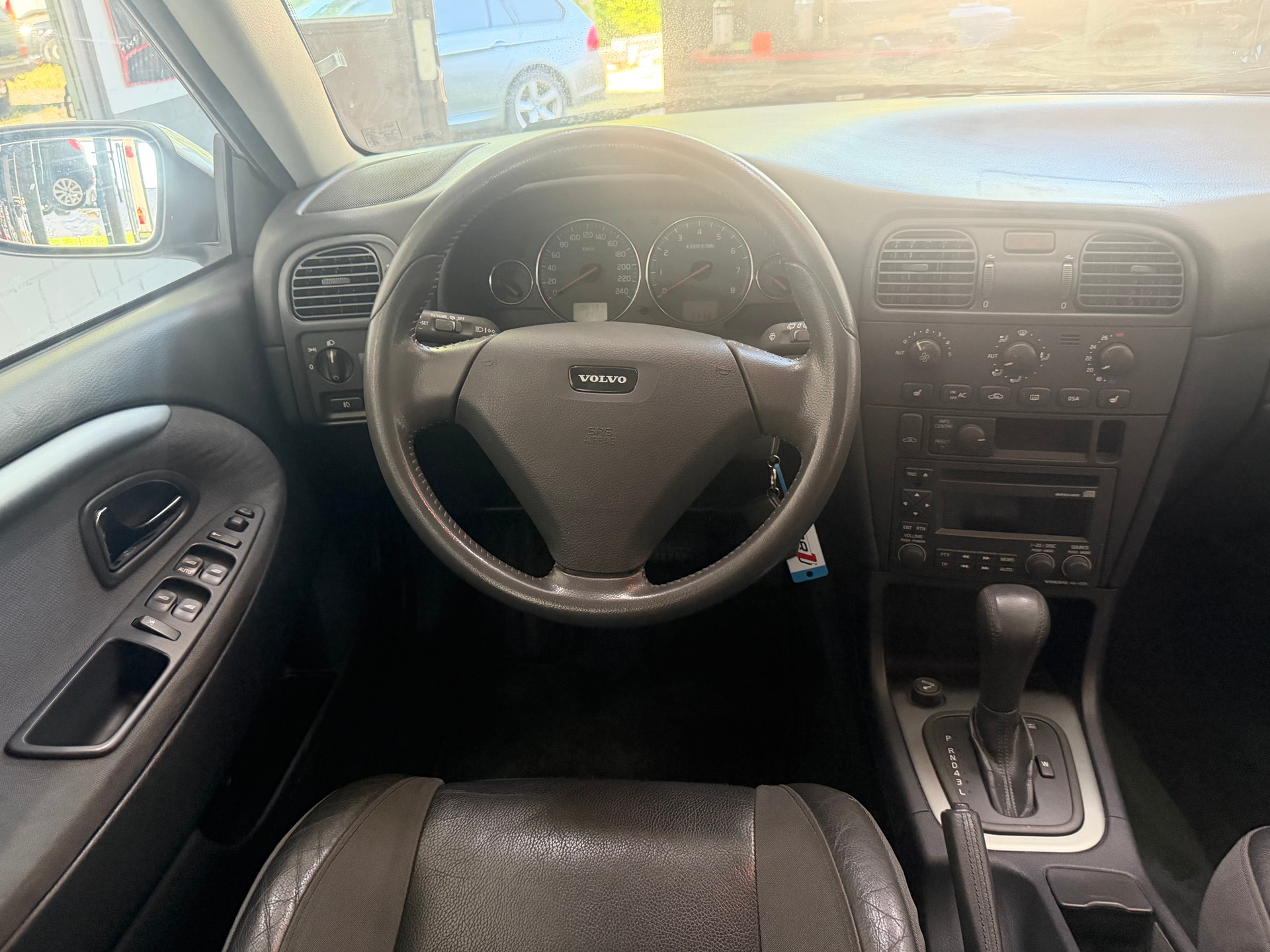 VOLVO V40 2.0T Sport Edition-image-10