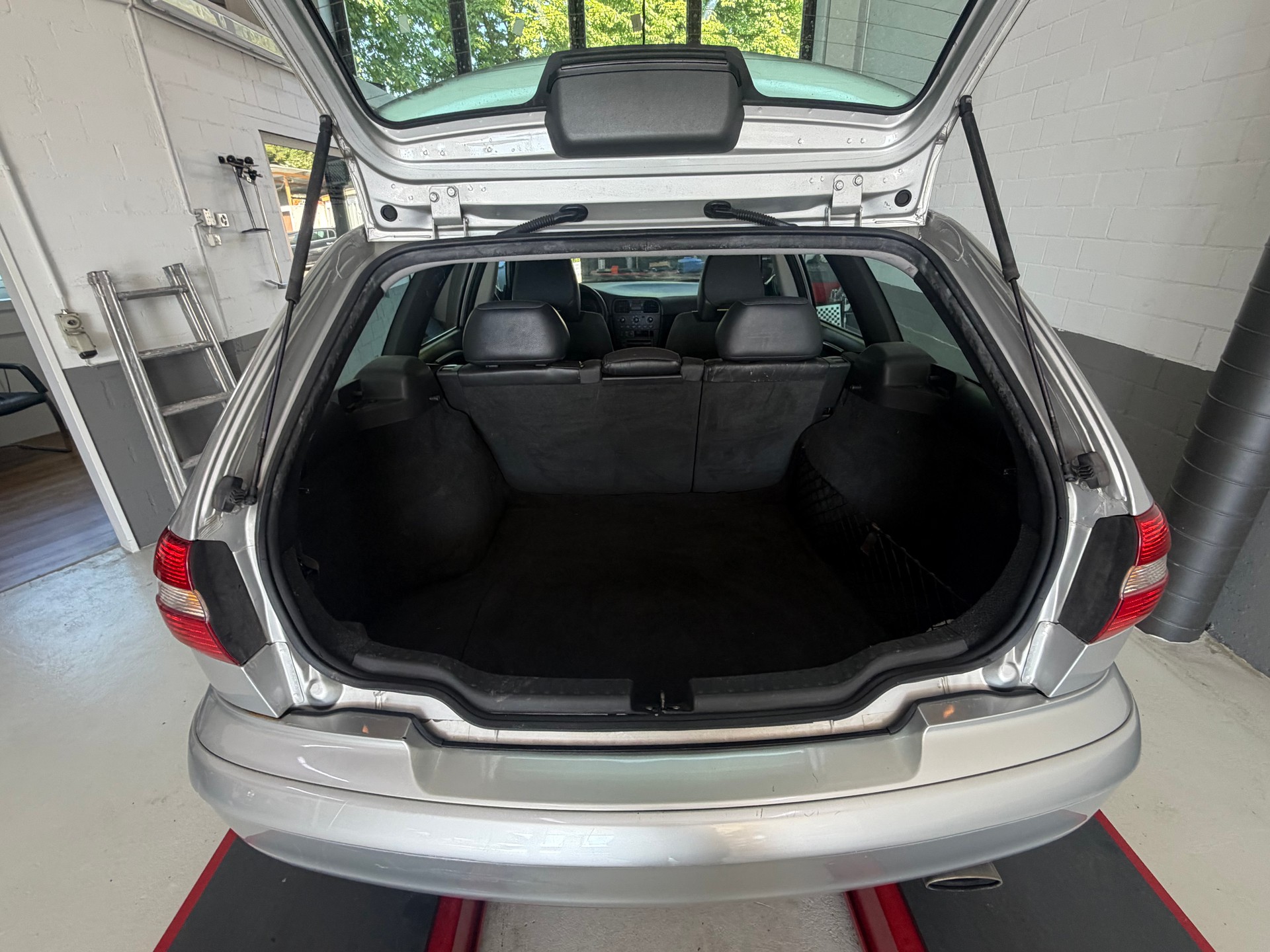 VOLVO V40 2.0T Sport Edition-image-12