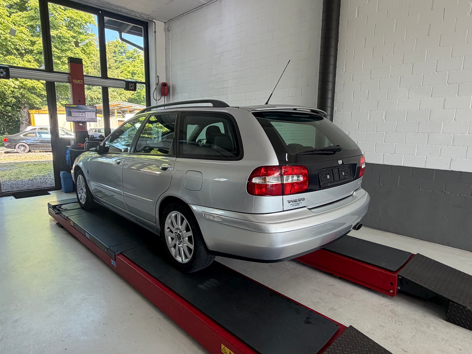 VOLVO V40 2.0T Sport Edition-image-3