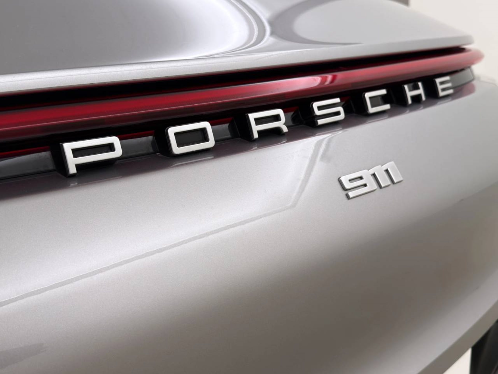 PORSCHE 911 Carrera 4S-image-9