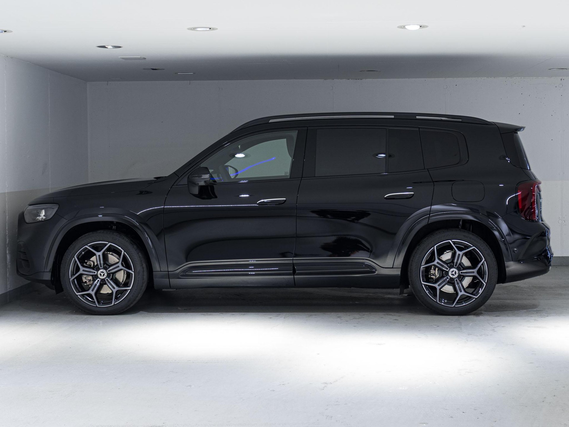 MERCEDES-BENZ GLB 220 4MATIC-image-4