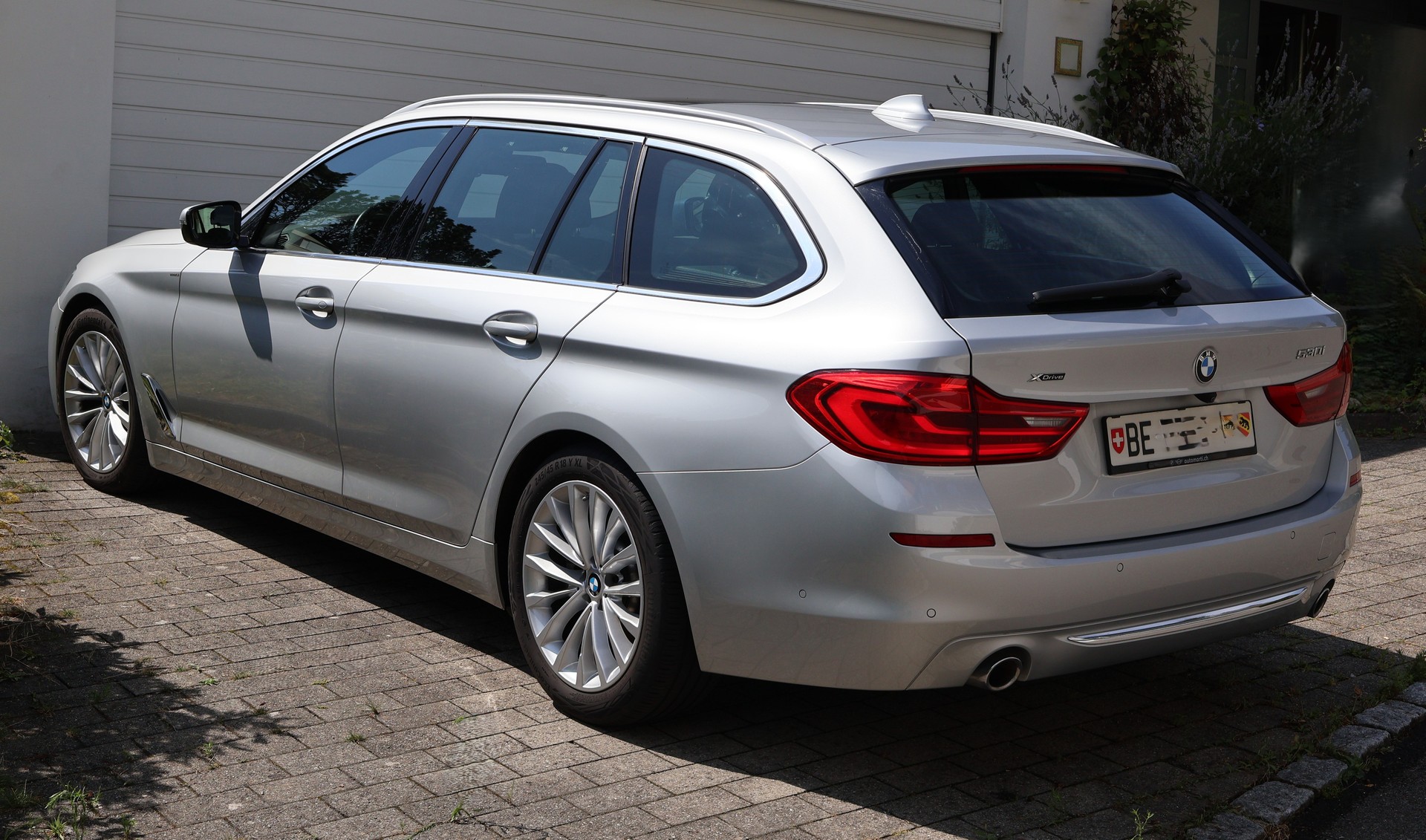 BMW 530i xDrive Luxury Line Steptronic-image-0