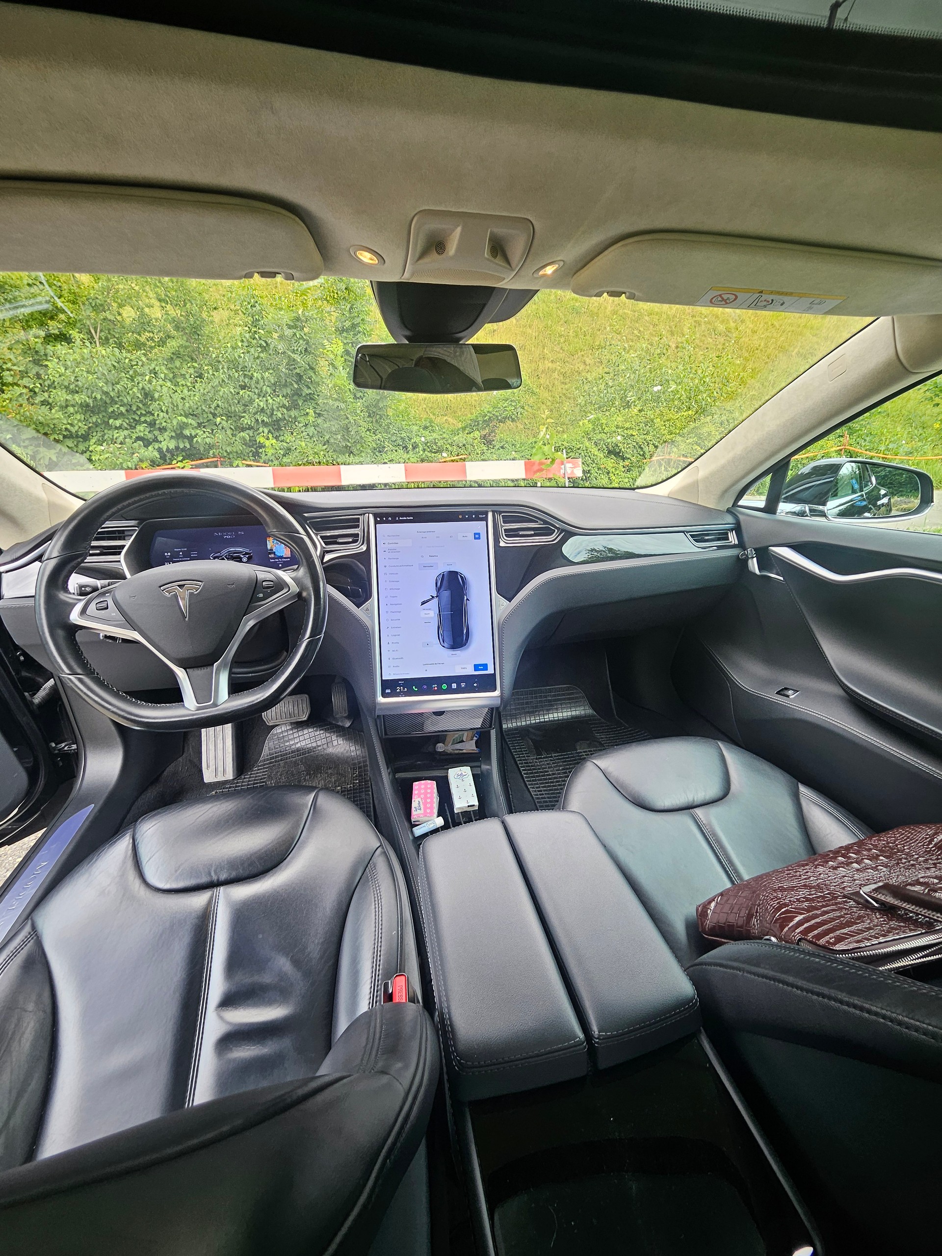 TESLA Model S 70 D-image-7