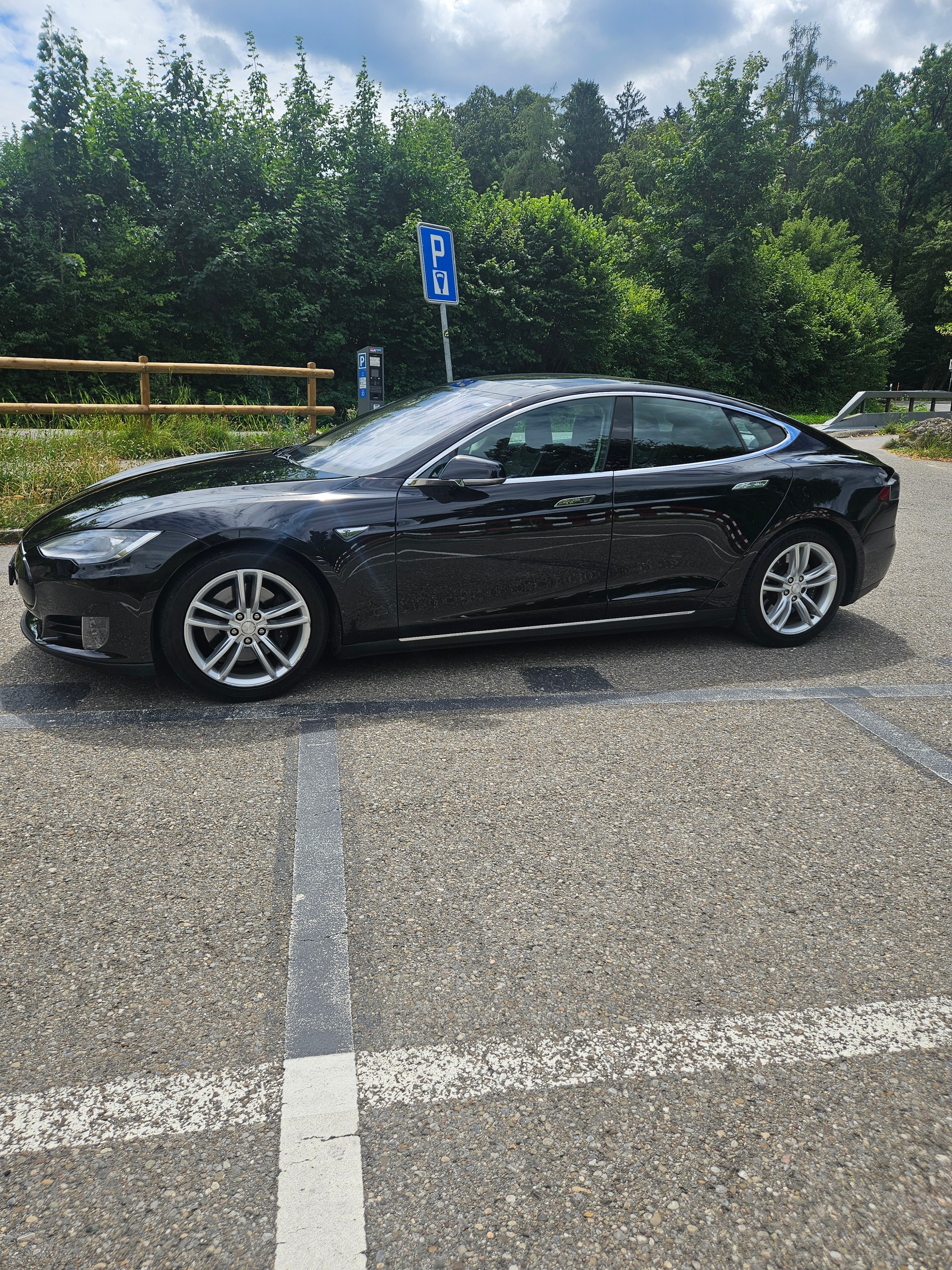 TESLA Model S 70 D-image-12