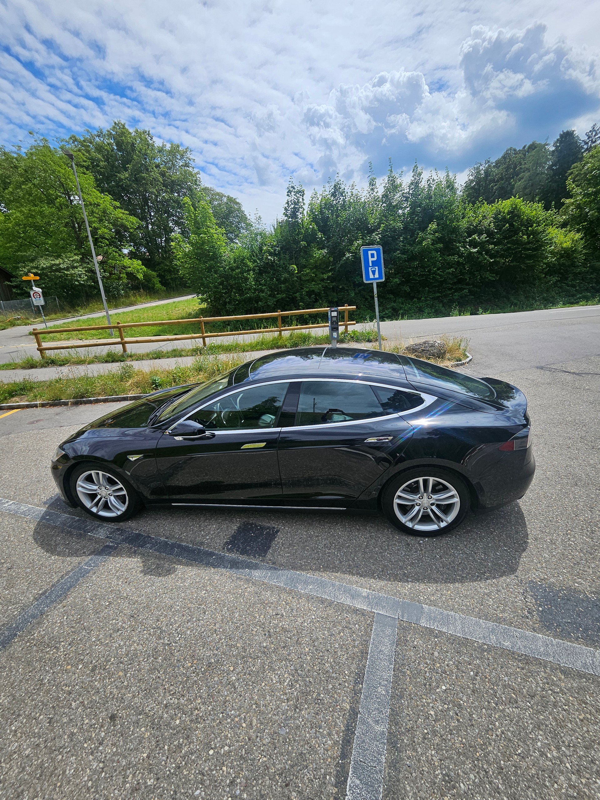 TESLA Model S 70 D-image-15