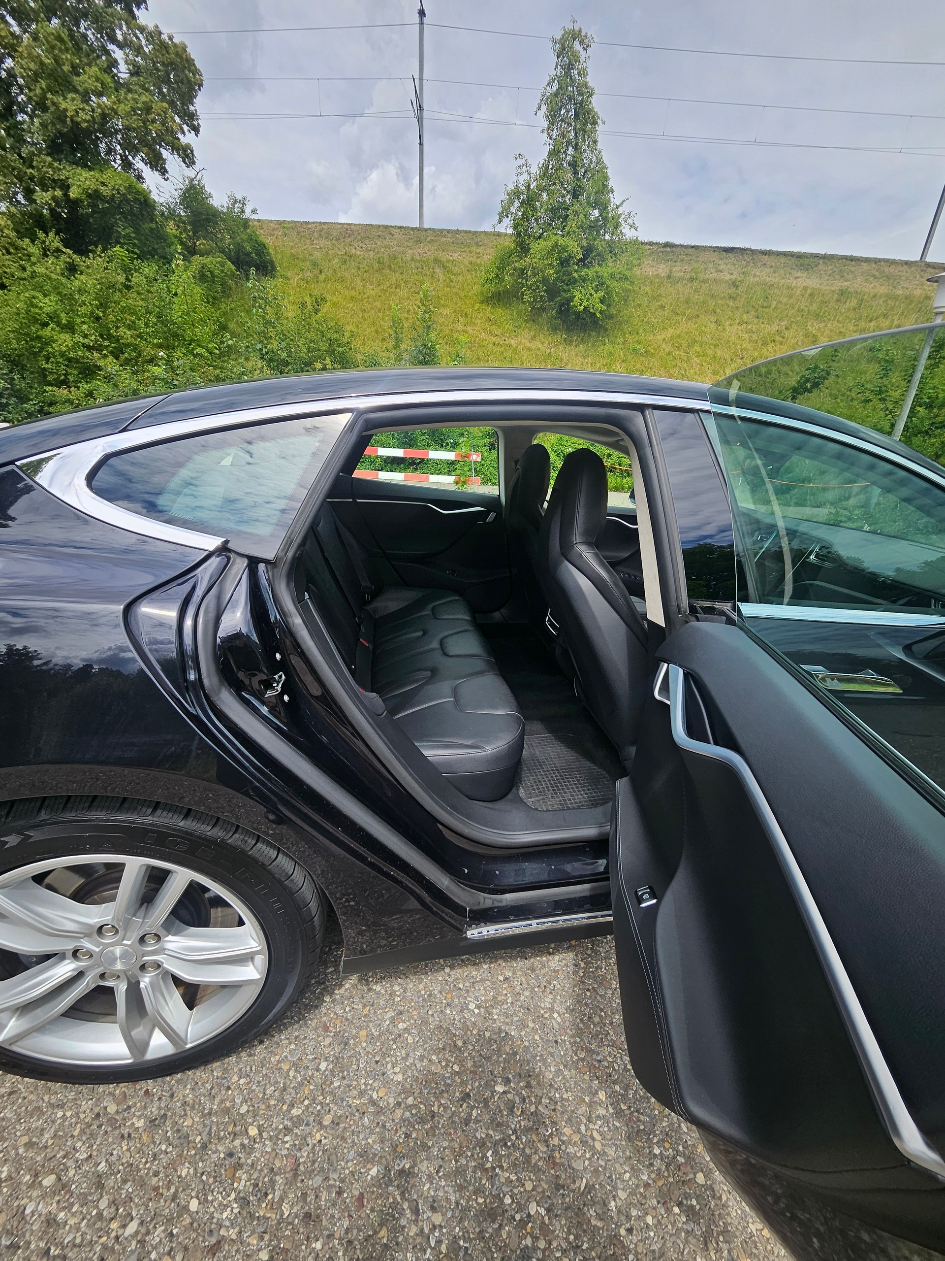 TESLA Model S 70 D-image-9