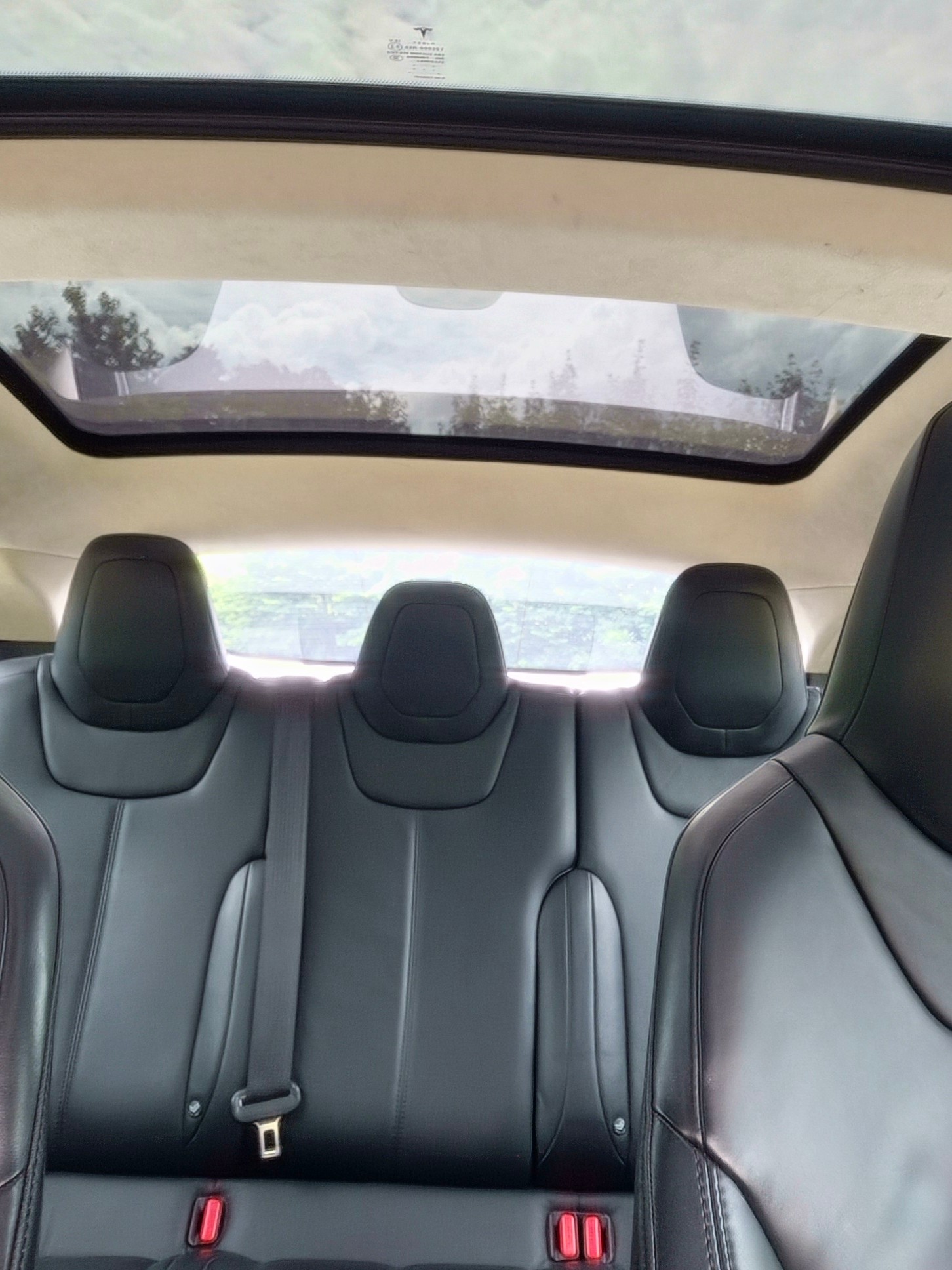 TESLA Model S 70 D-image-13