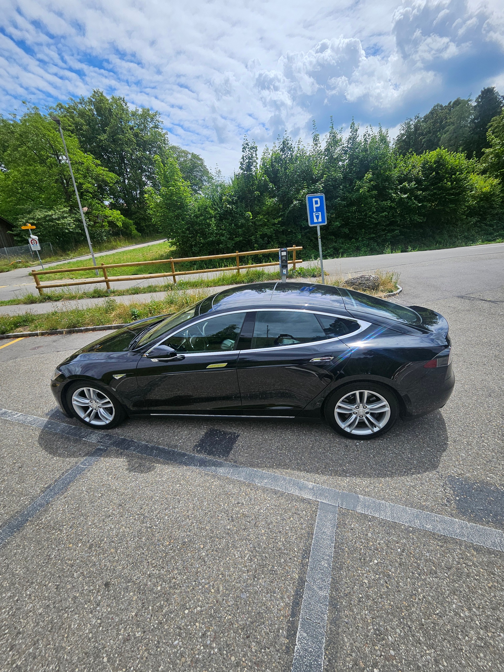 TESLA Model S 70 D-image-10