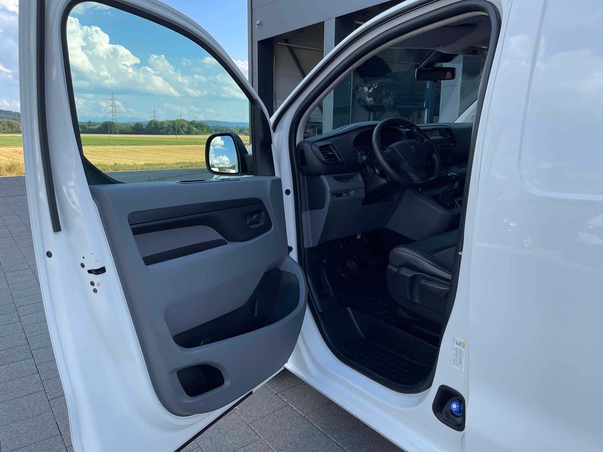PEUGEOT Expert 2.0 BlueHDi 120 S&S Premium Standard-image-6