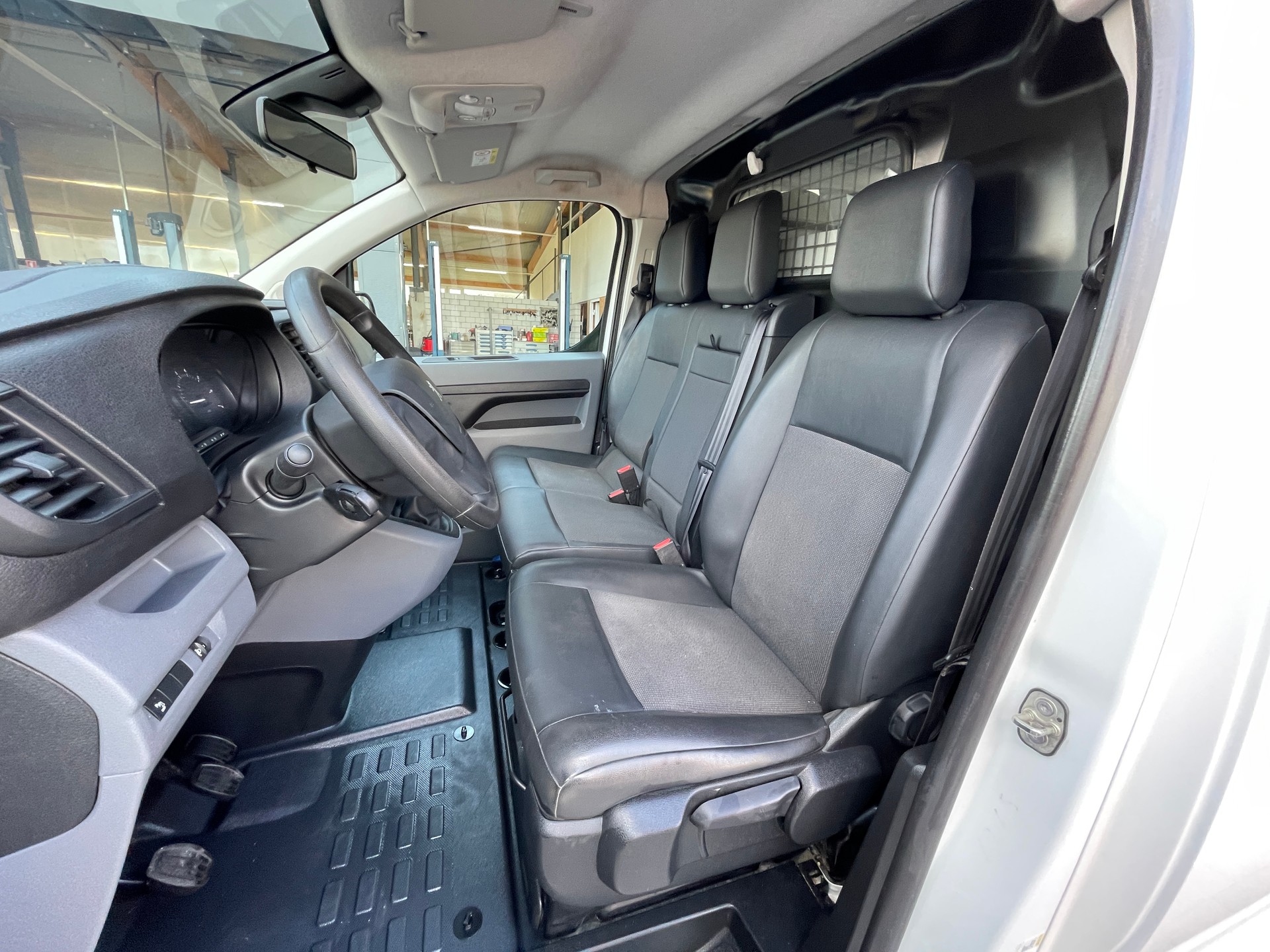 PEUGEOT Expert 2.0 BlueHDi 120 S&S Premium Standard-image-7