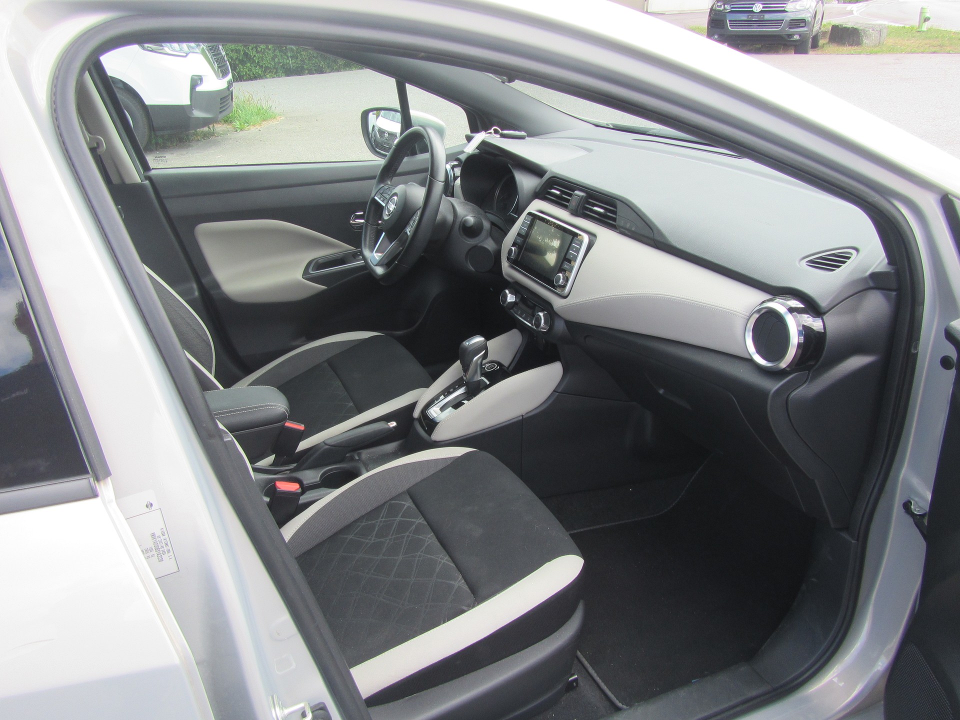 NISSAN Micra IG-T 100 n-connecta Xtronic-image-4