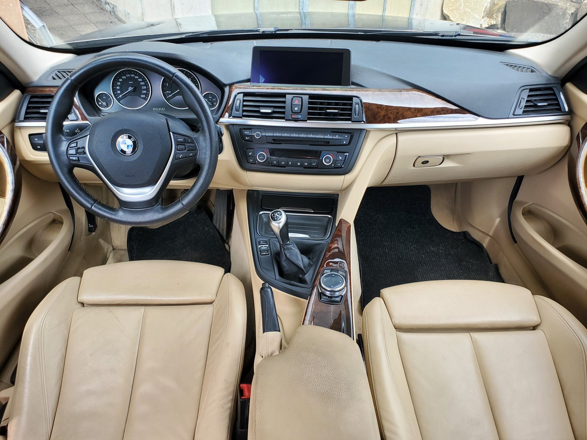BMW 320i xDrive-image-4