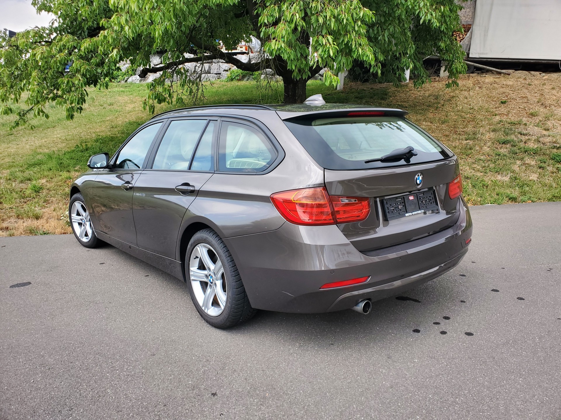 BMW 320i xDrive-image-3