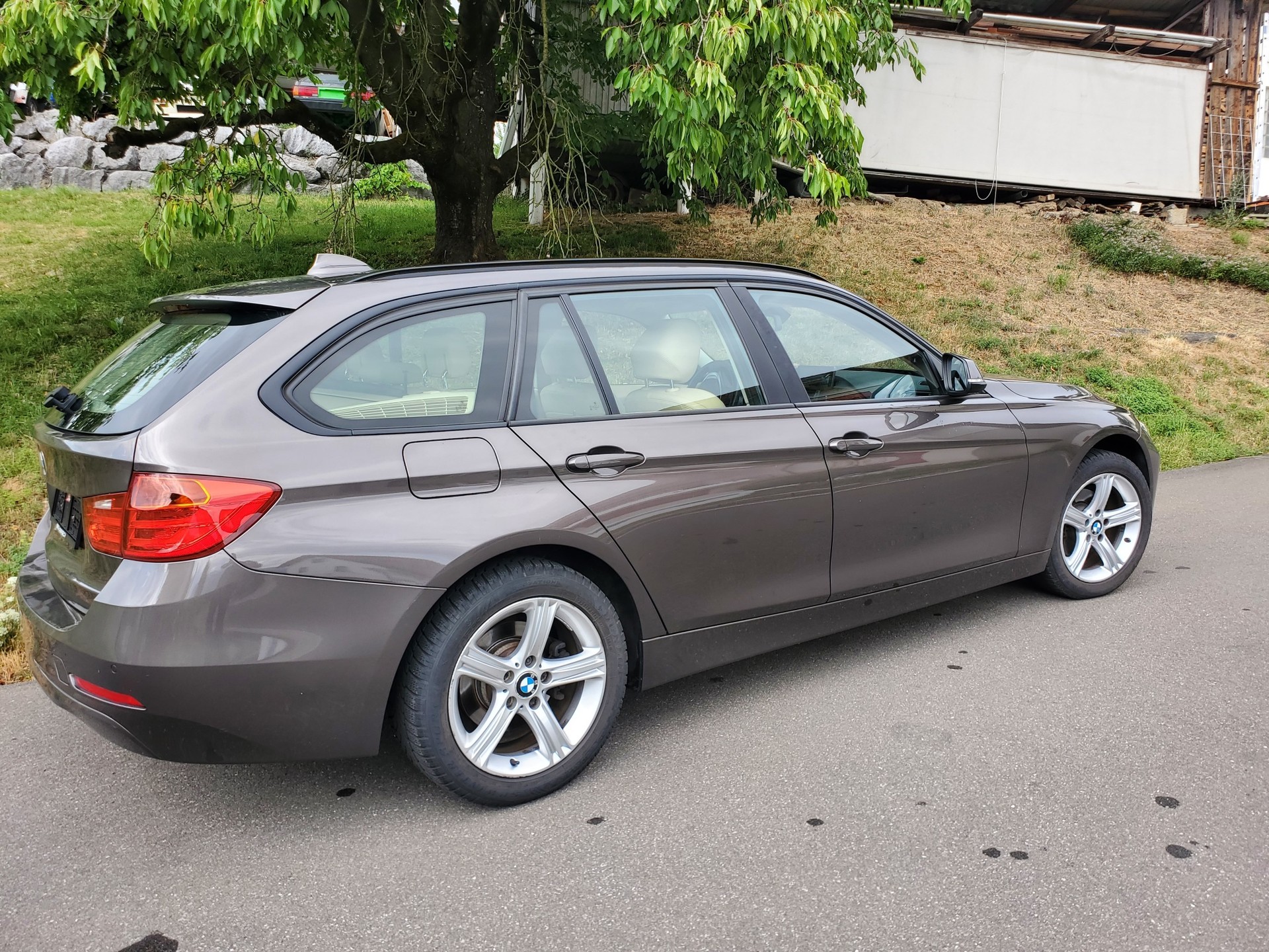 BMW 320i xDrive-image-2