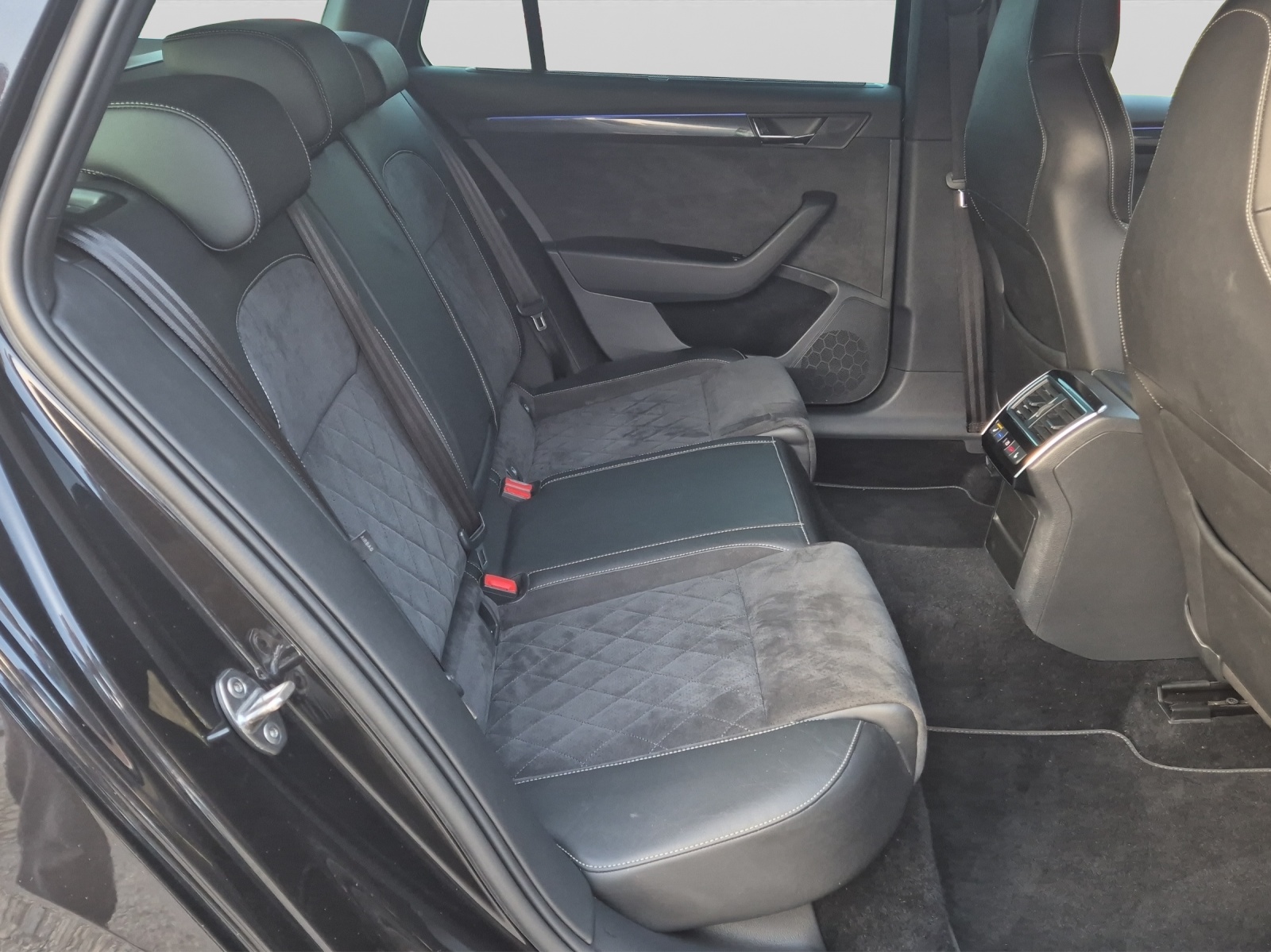 SKODA Superb Combi 2.0 TDi SportLine+ 4x4 DSG-image-13