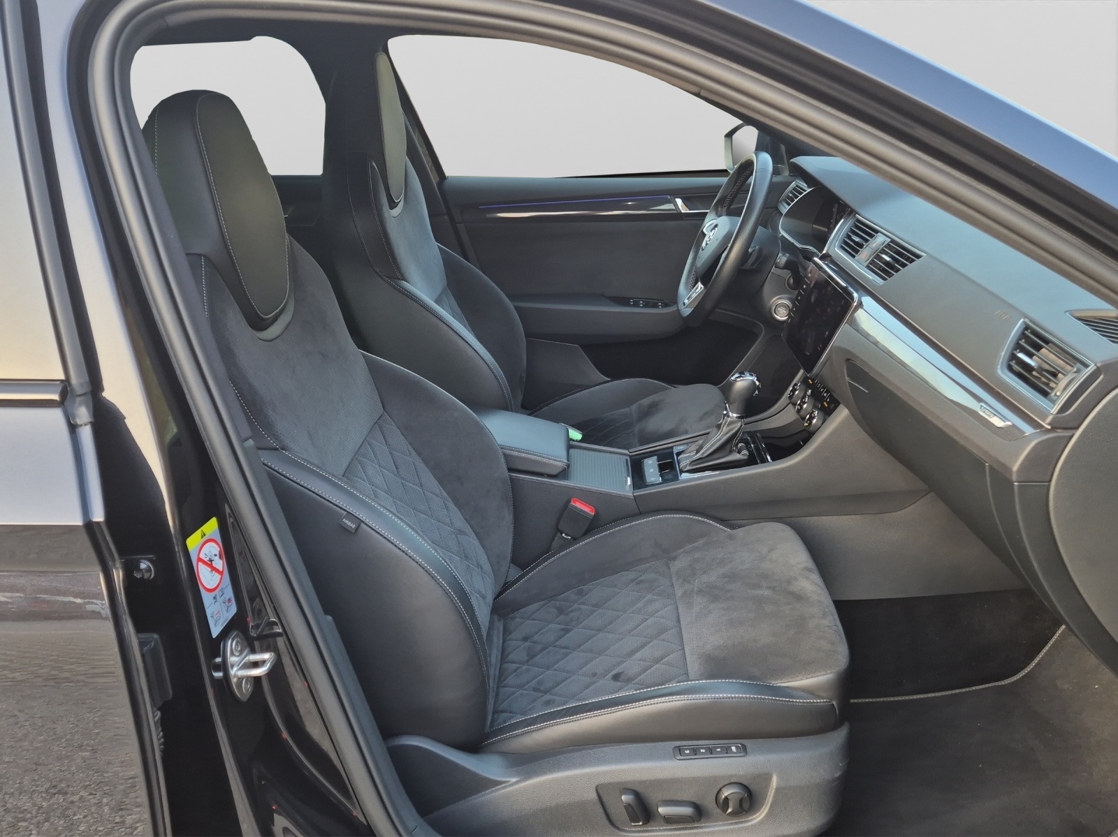 SKODA Superb Combi 2.0 TDi SportLine+ 4x4 DSG-image-12