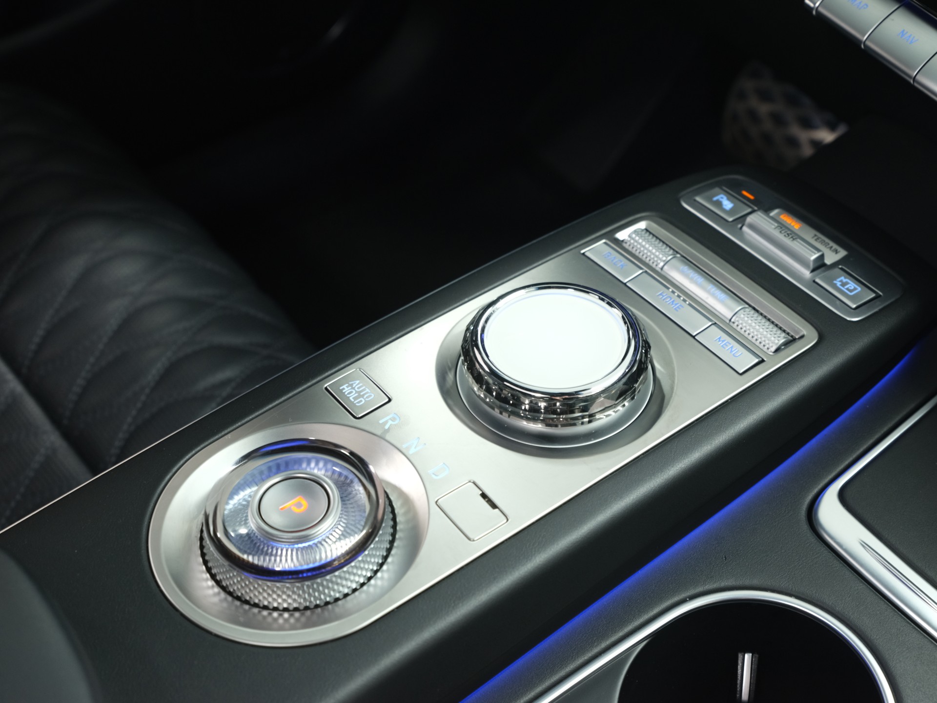 GENESIS GV70 2.2 CRDI Luxury AT8 AWD *Panorama* *360 Kamera* *Vollausstattung*-image-23