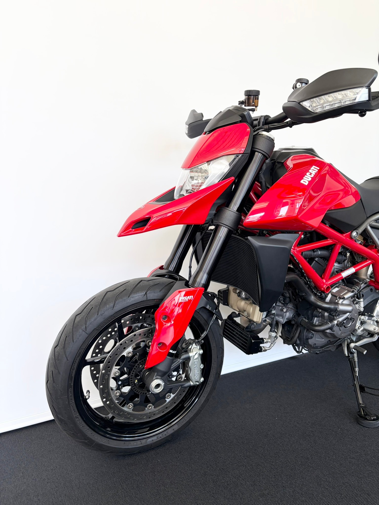 DUCATI Hypermotard 950-showroom-element-2