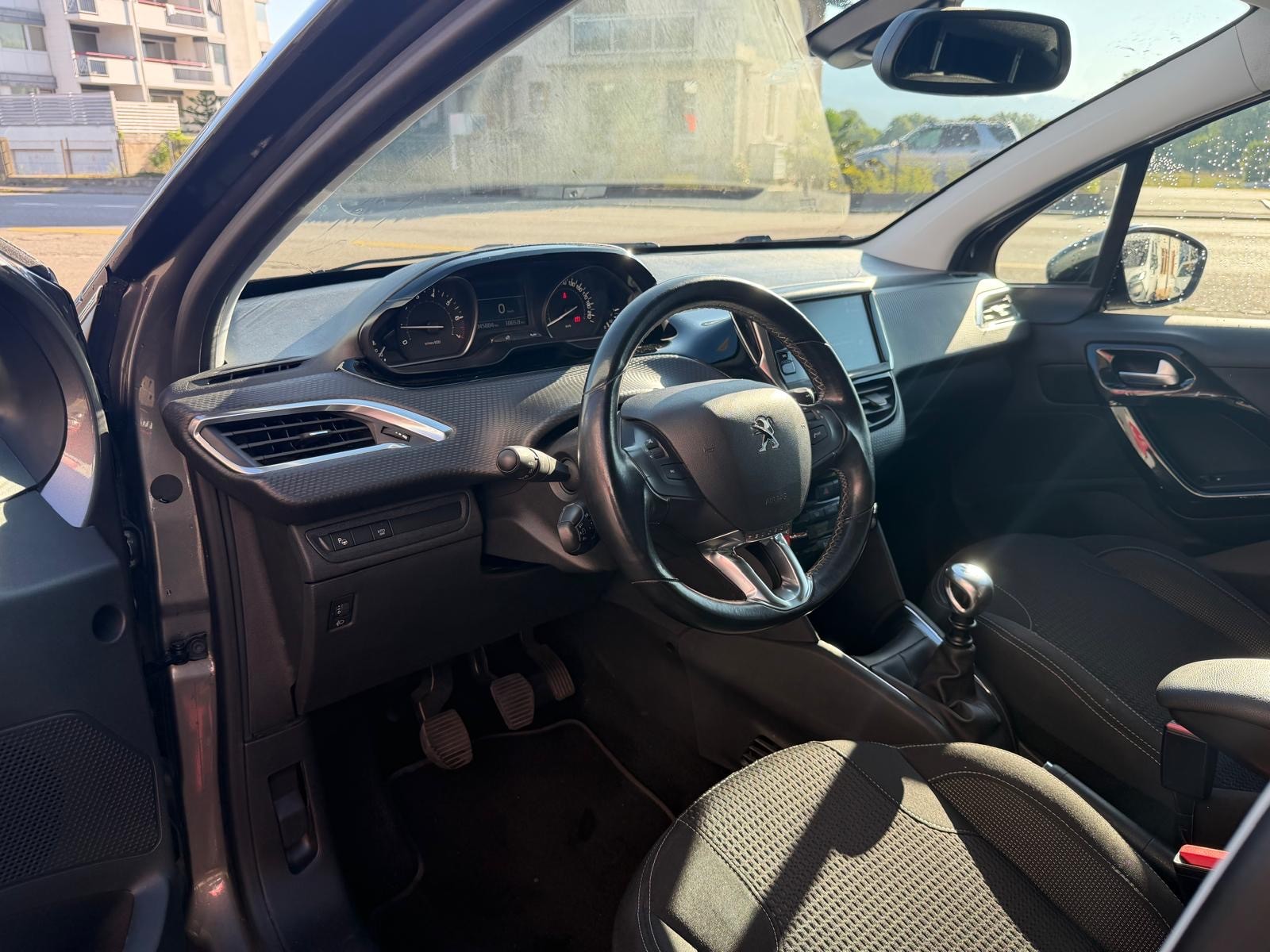 PEUGEOT 208 1.2 PureTech Tech Edition-image-10