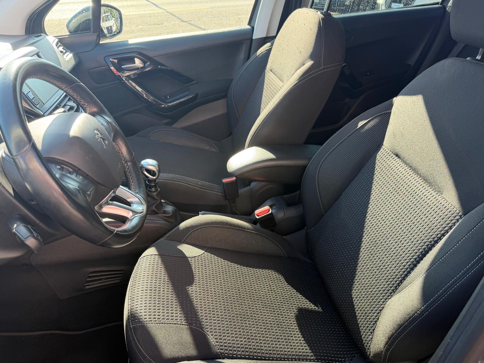 PEUGEOT 208 1.2 PureTech Tech Edition-image-9