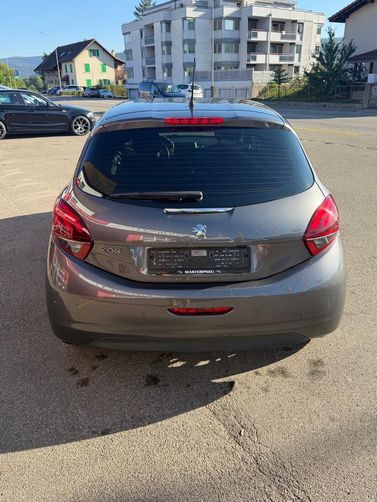 PEUGEOT 208 1.2 PureTech Tech Edition-image-2